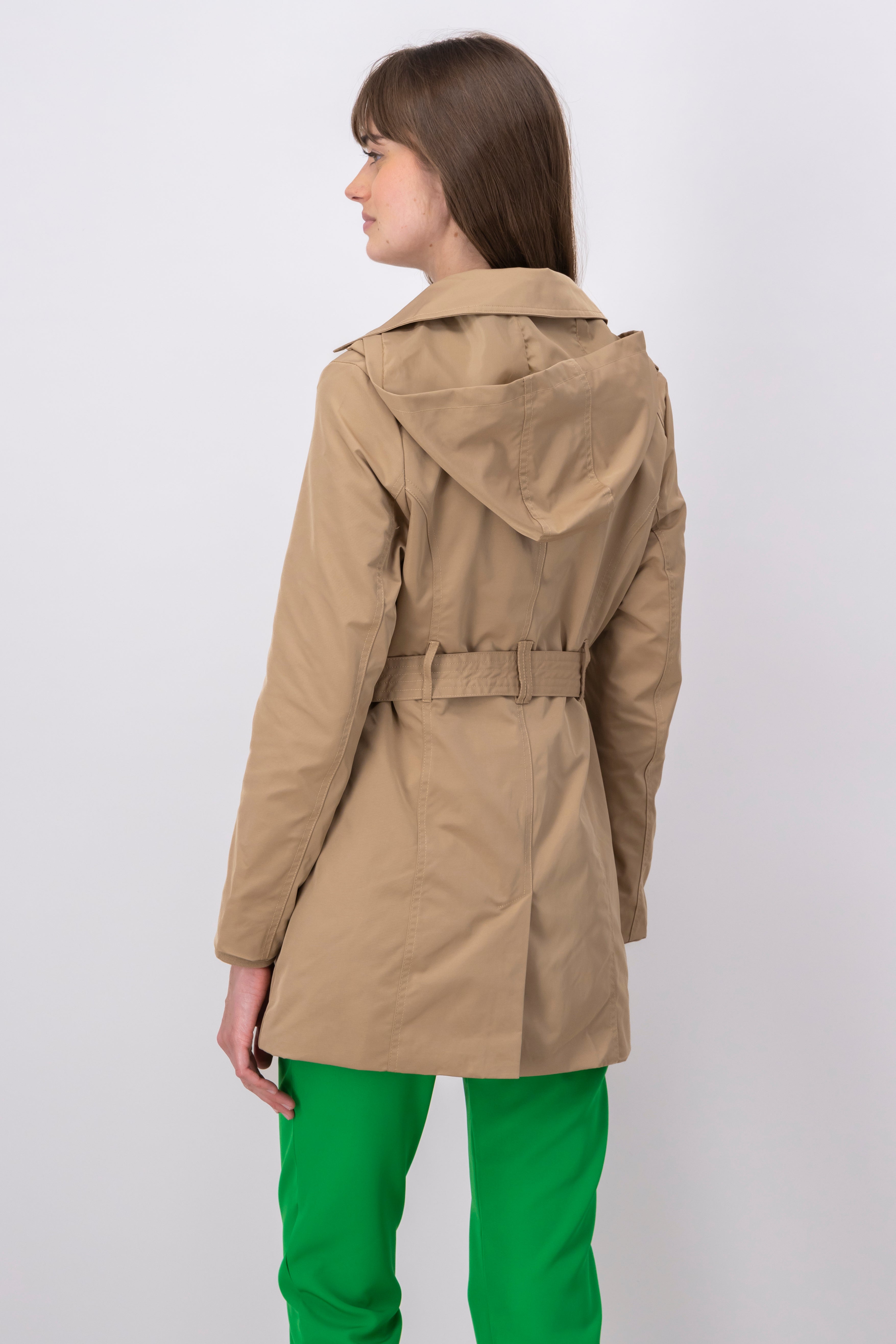 Gabardina ajustada capucha