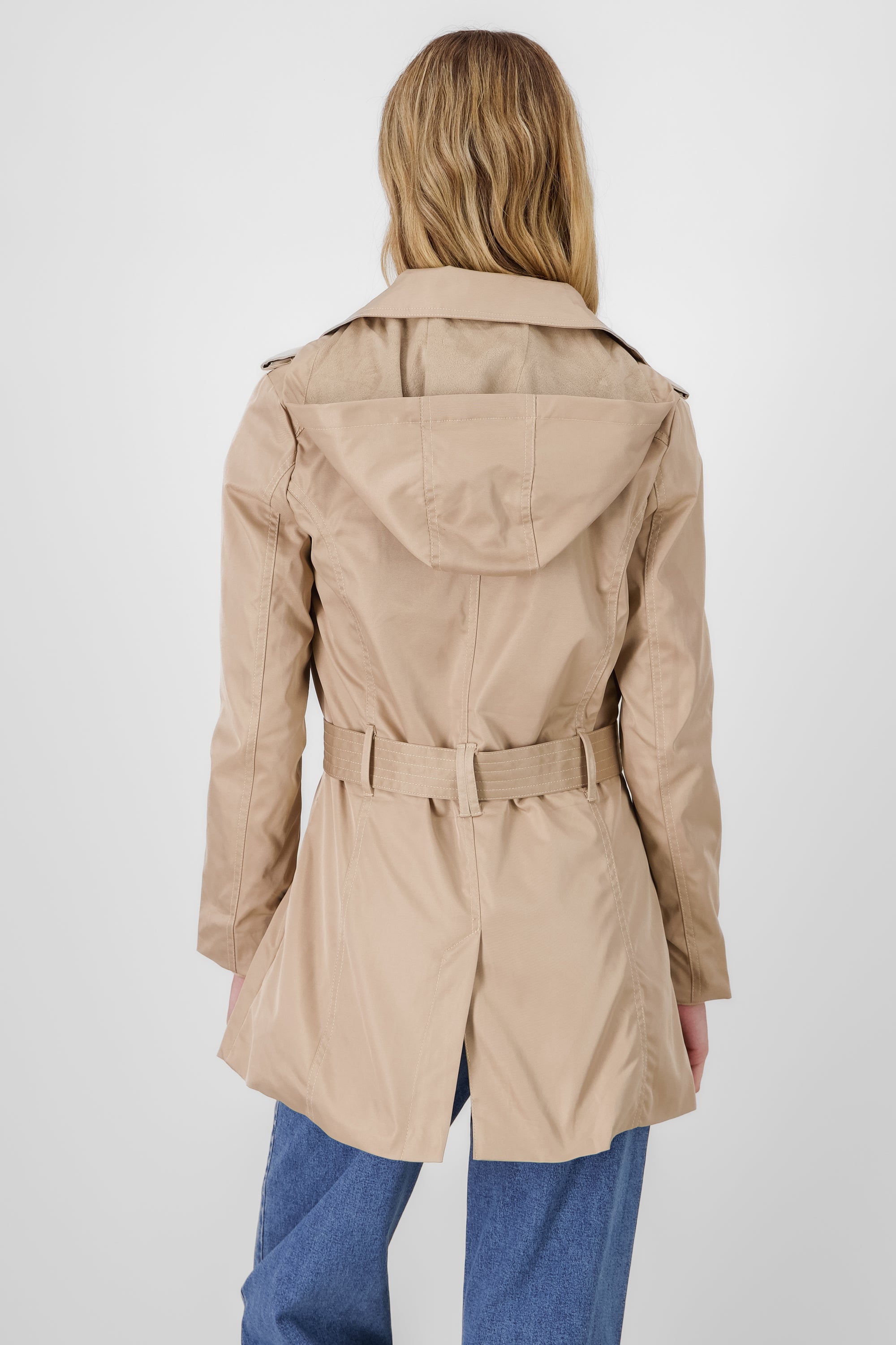 Gabardina corta cinturón botones