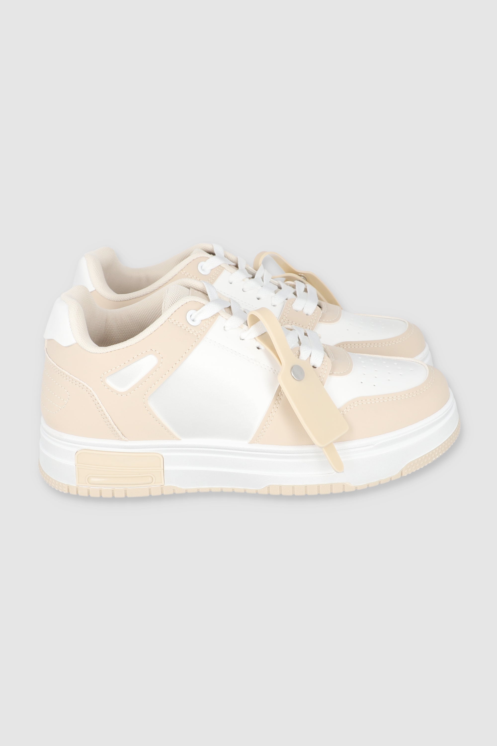 Tenis Retro Perforado Etiqueta