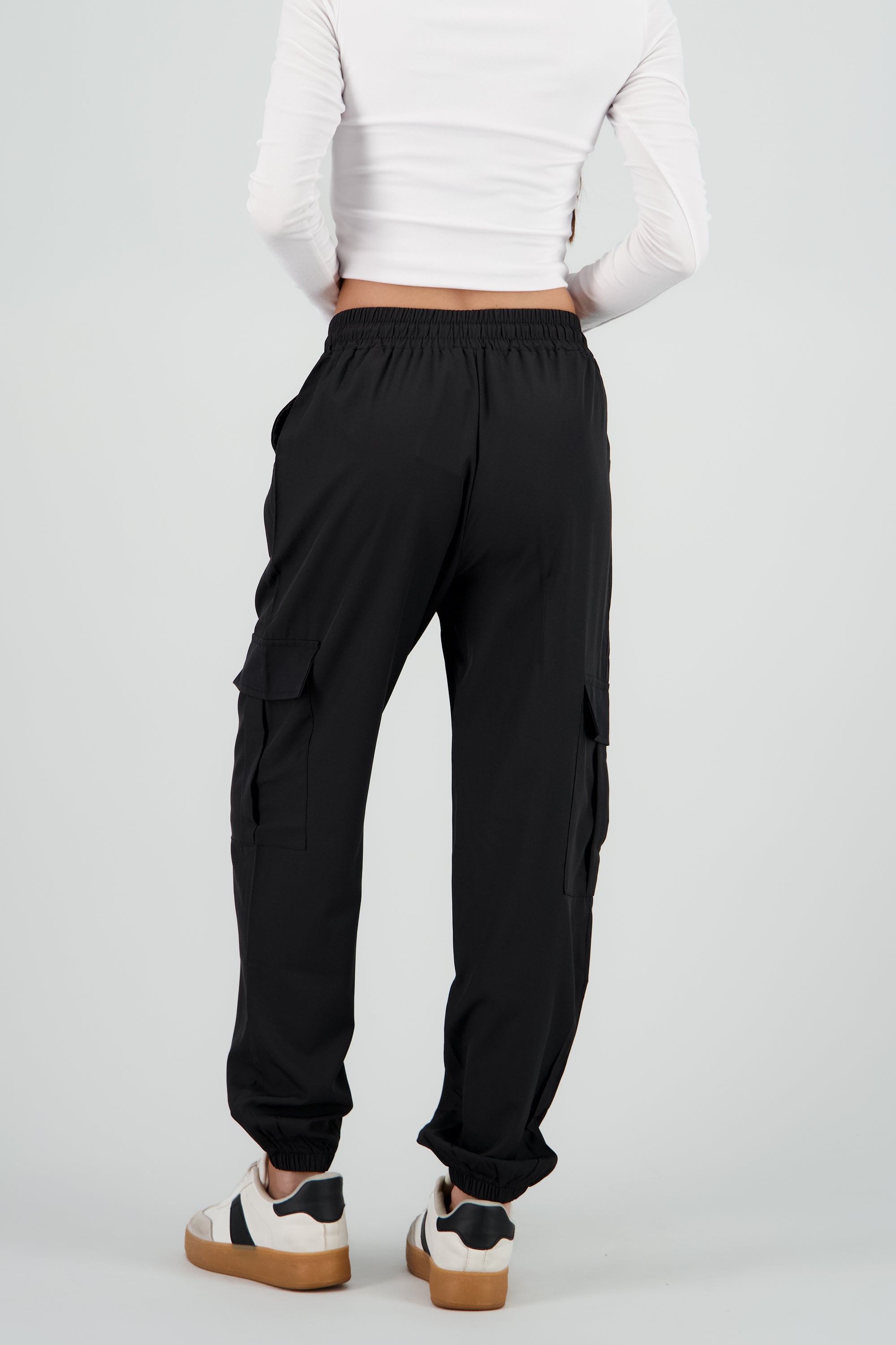 Pantalón Cargo Monocolor Bolsas