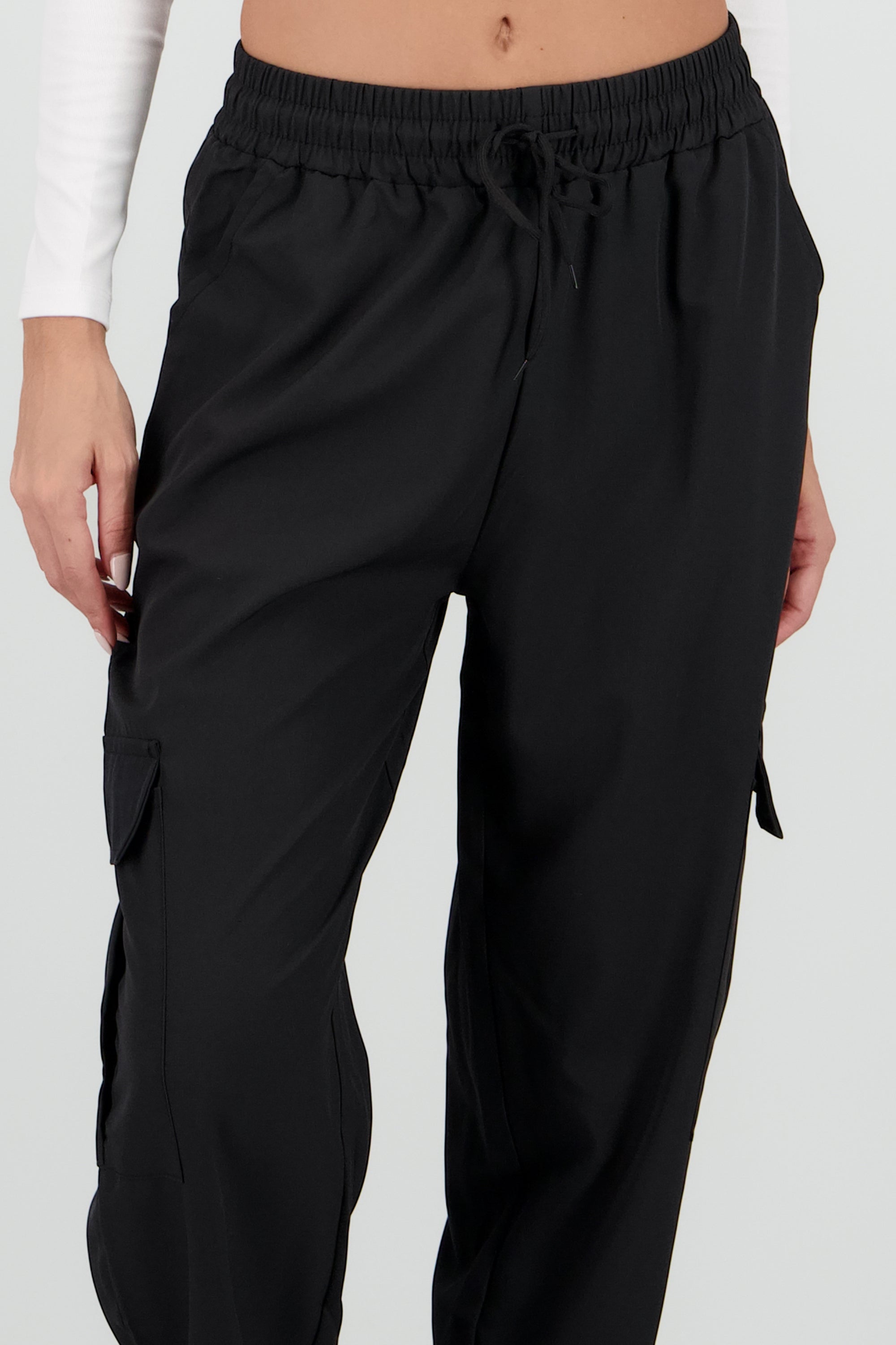 Pantalón Cargo Monocolor Bolsas