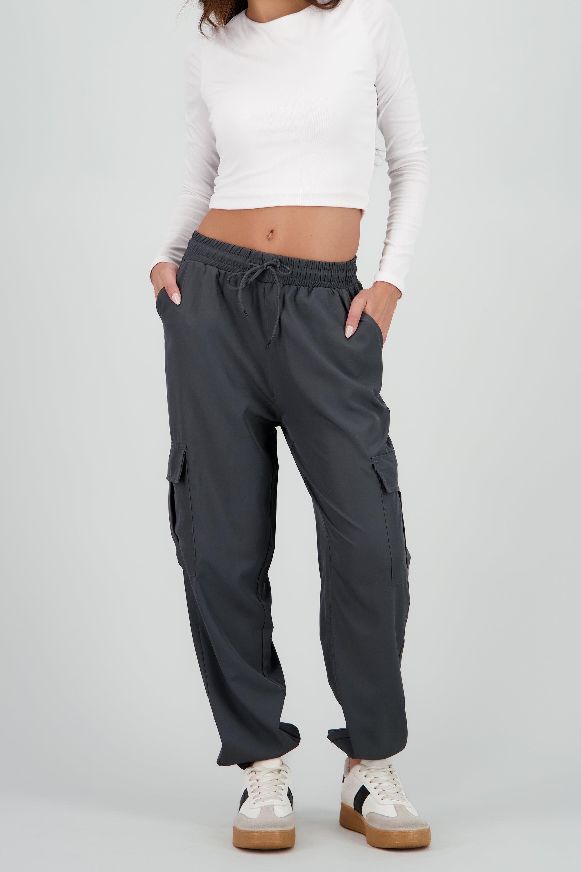 Pantalón Cargo Monocolor Bolsas