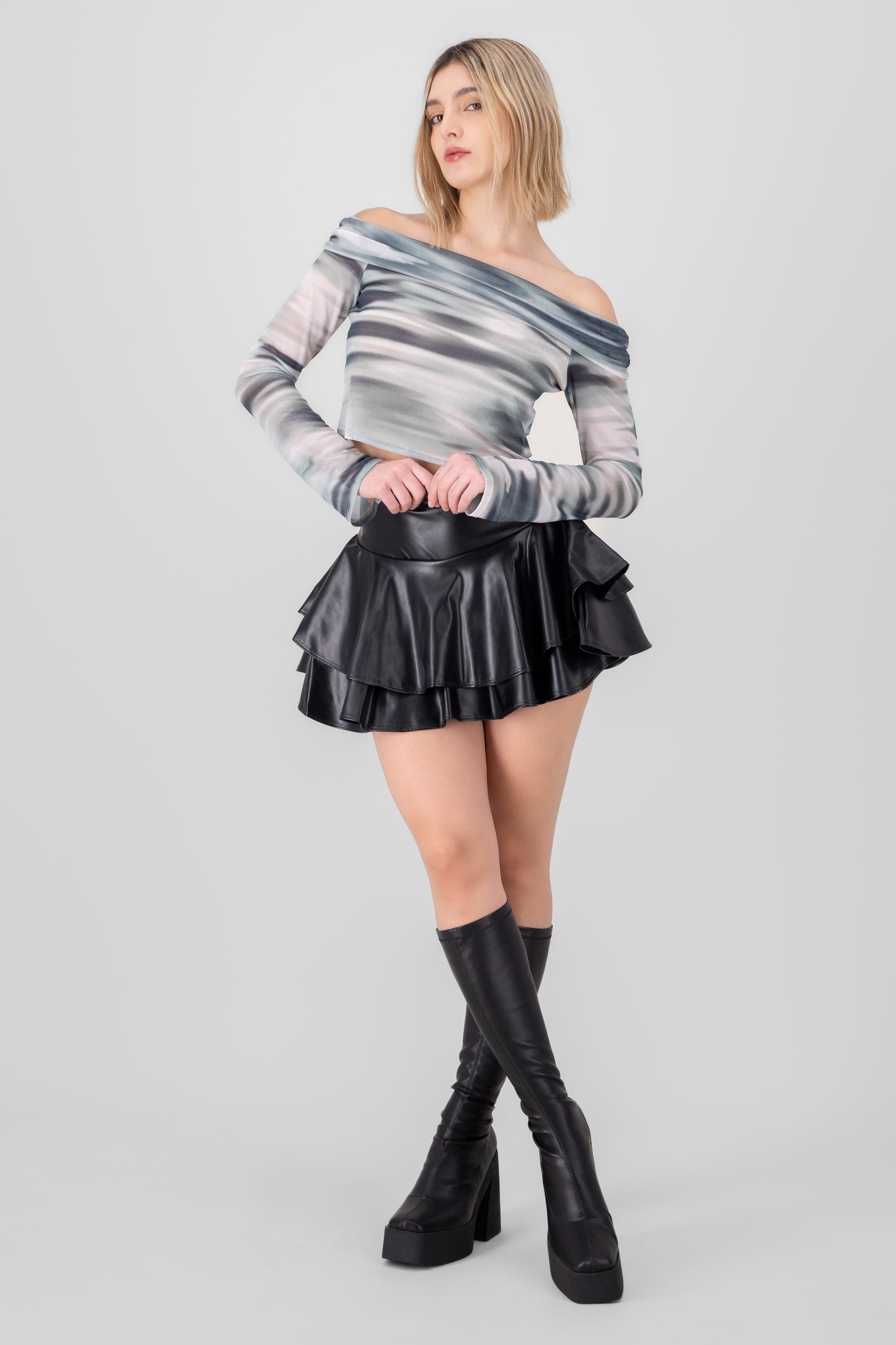 Outfit Con Falda Short Y Botas Falda Short Falda Negra Corta Con