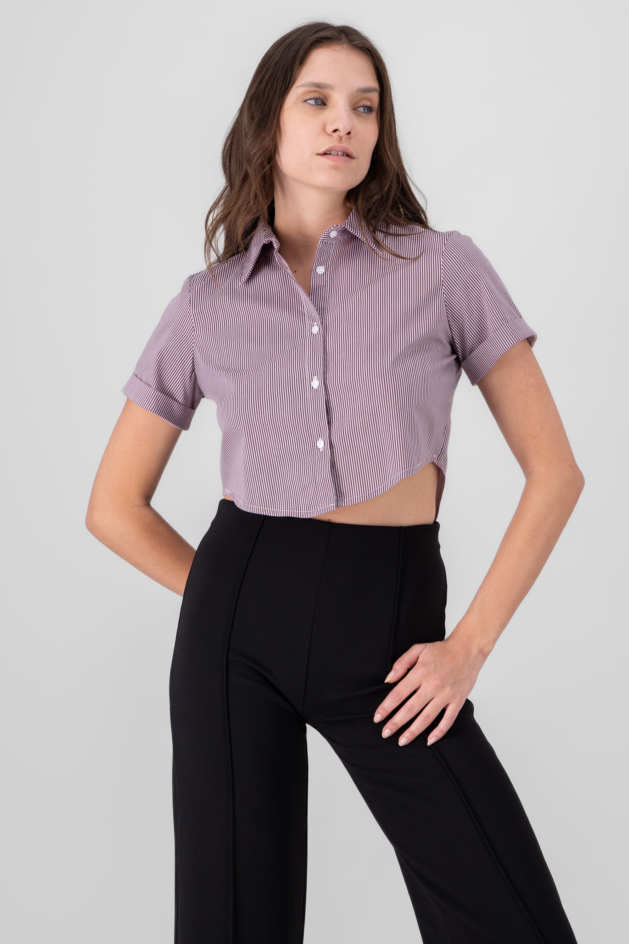 Camisa crop manga corta