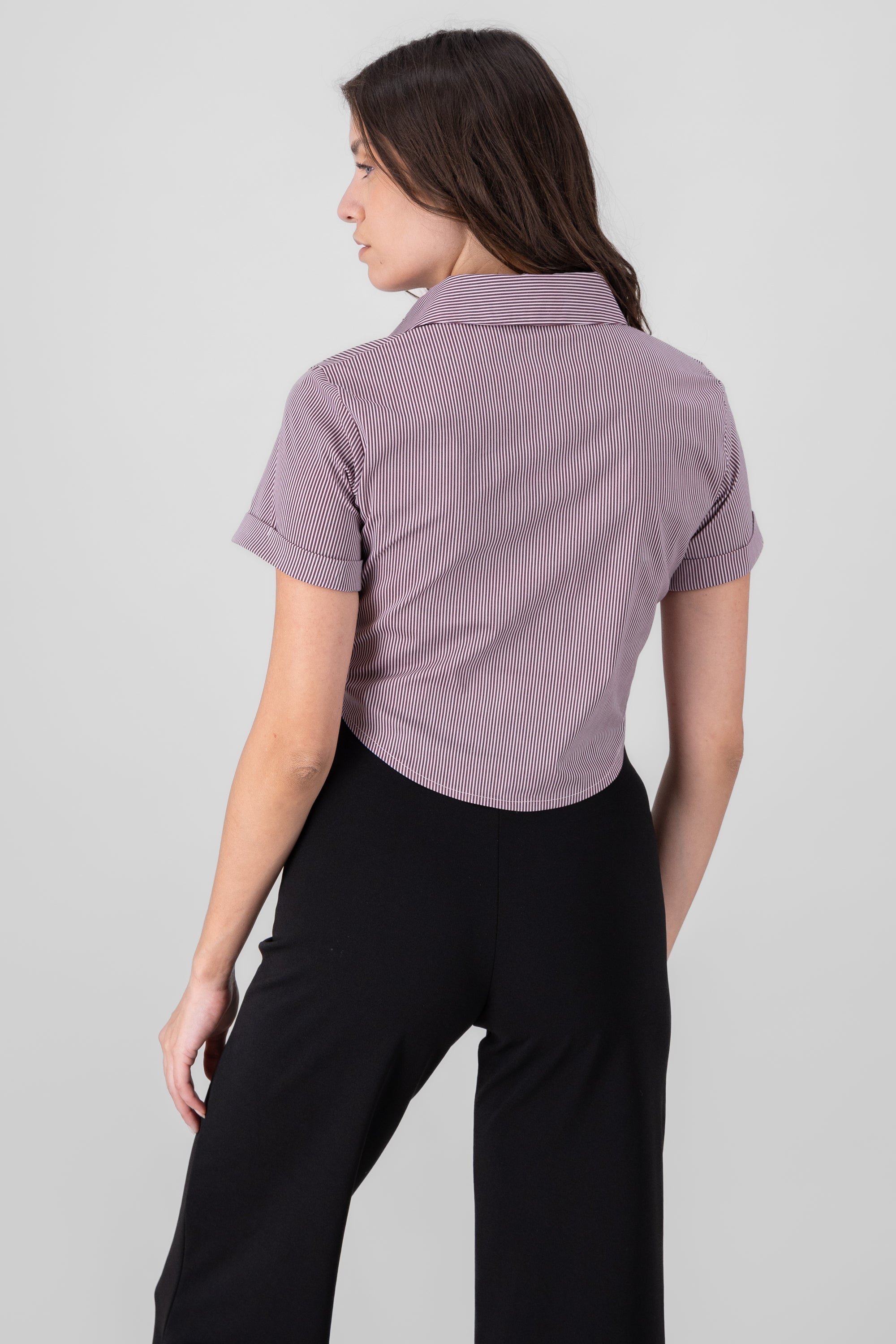 Camisa crop manga corta