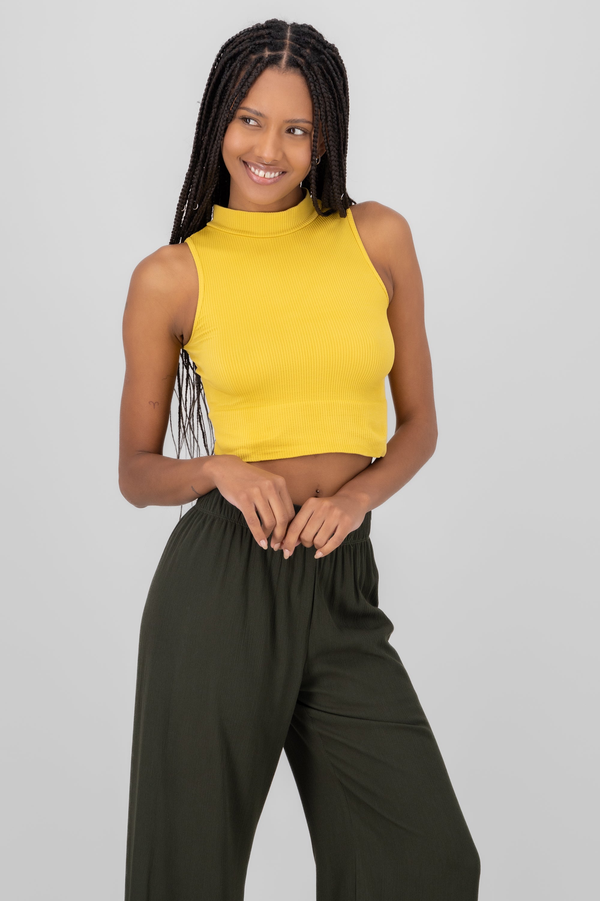 Outfit Blusa Mostaza Pantalon Verde Y Camisa Amarilla Amarillo