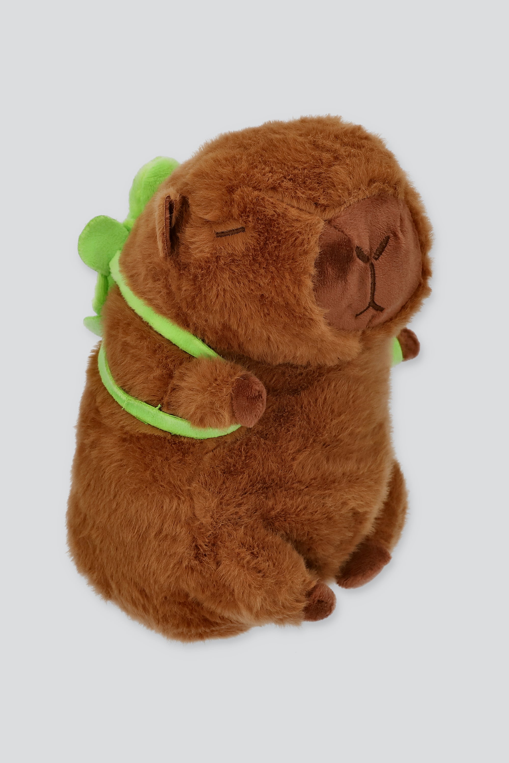 Pelucha capibara mochila tortuga