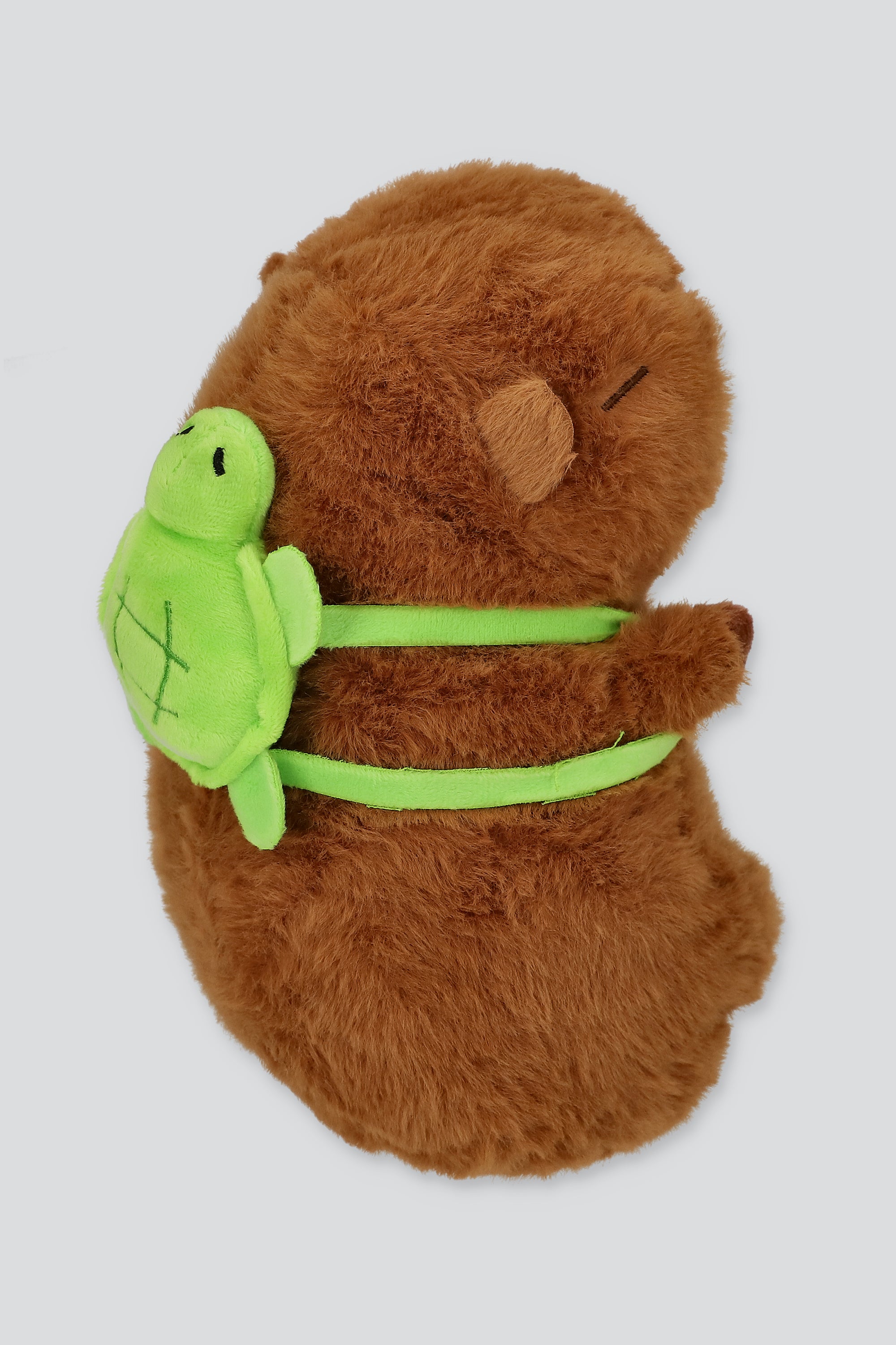 Pelucha capibara mochila tortuga