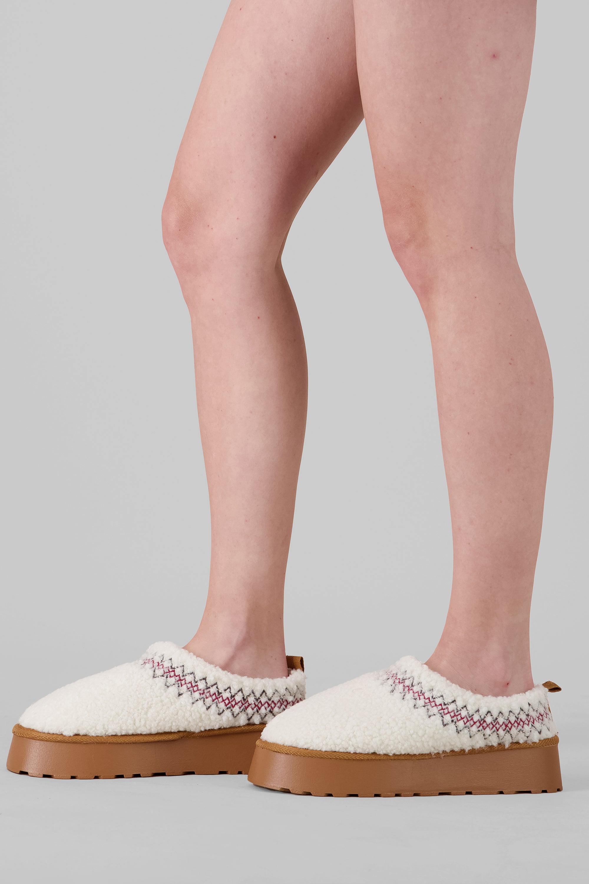 Pantufla zueco teddy bordado