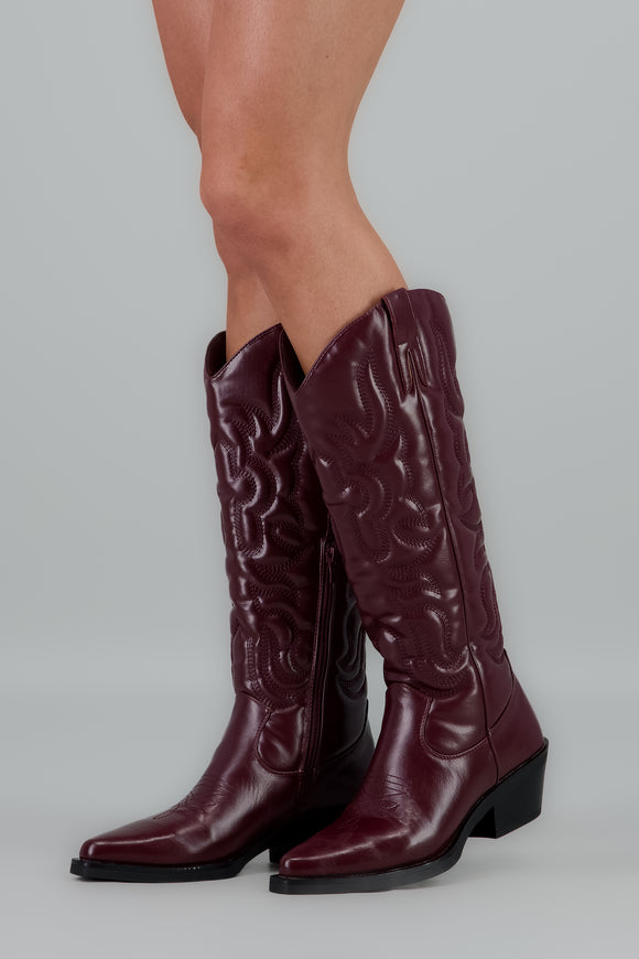 Bota vaquera estructurada bordados