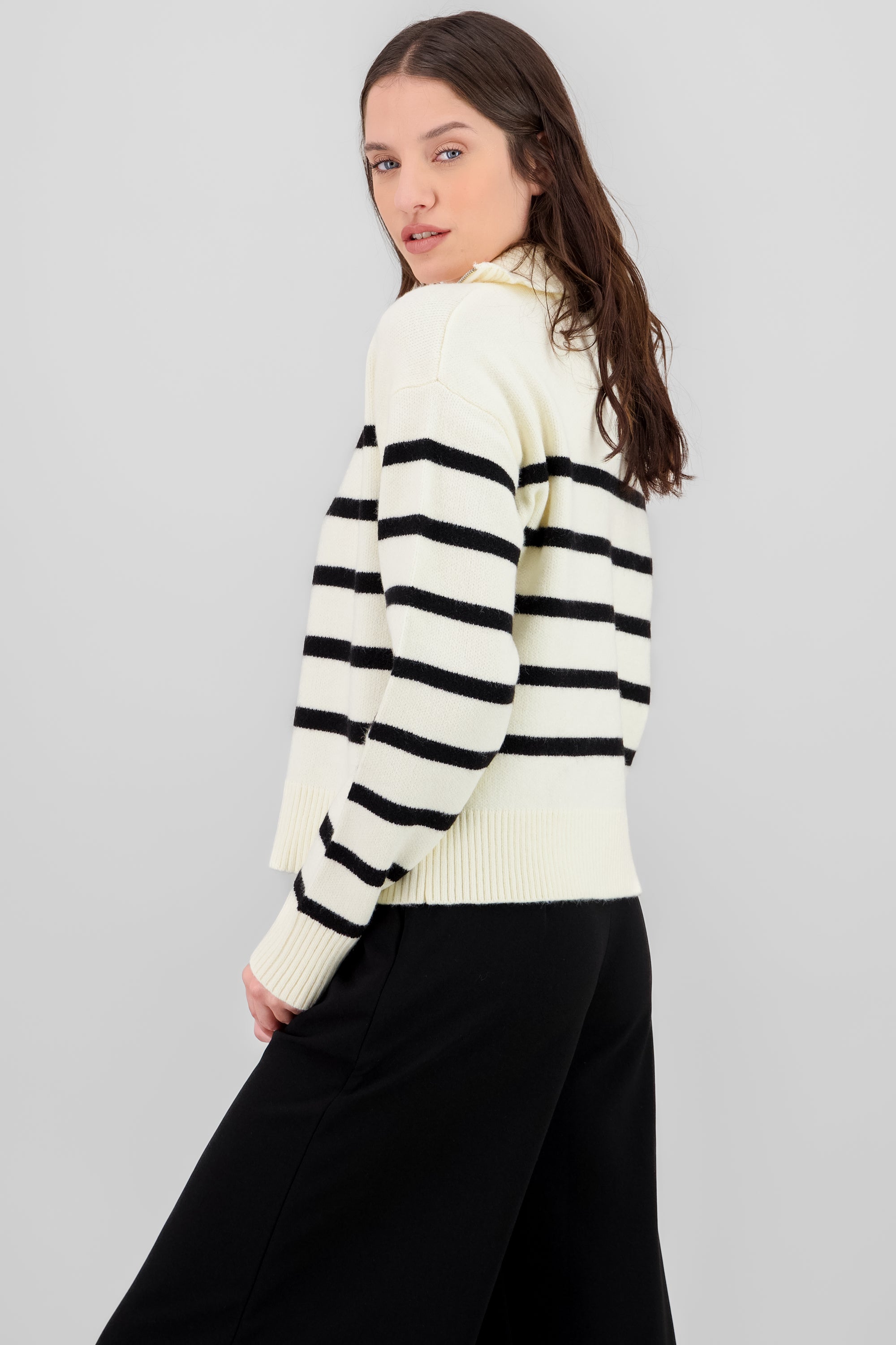 BLACK/WHITE