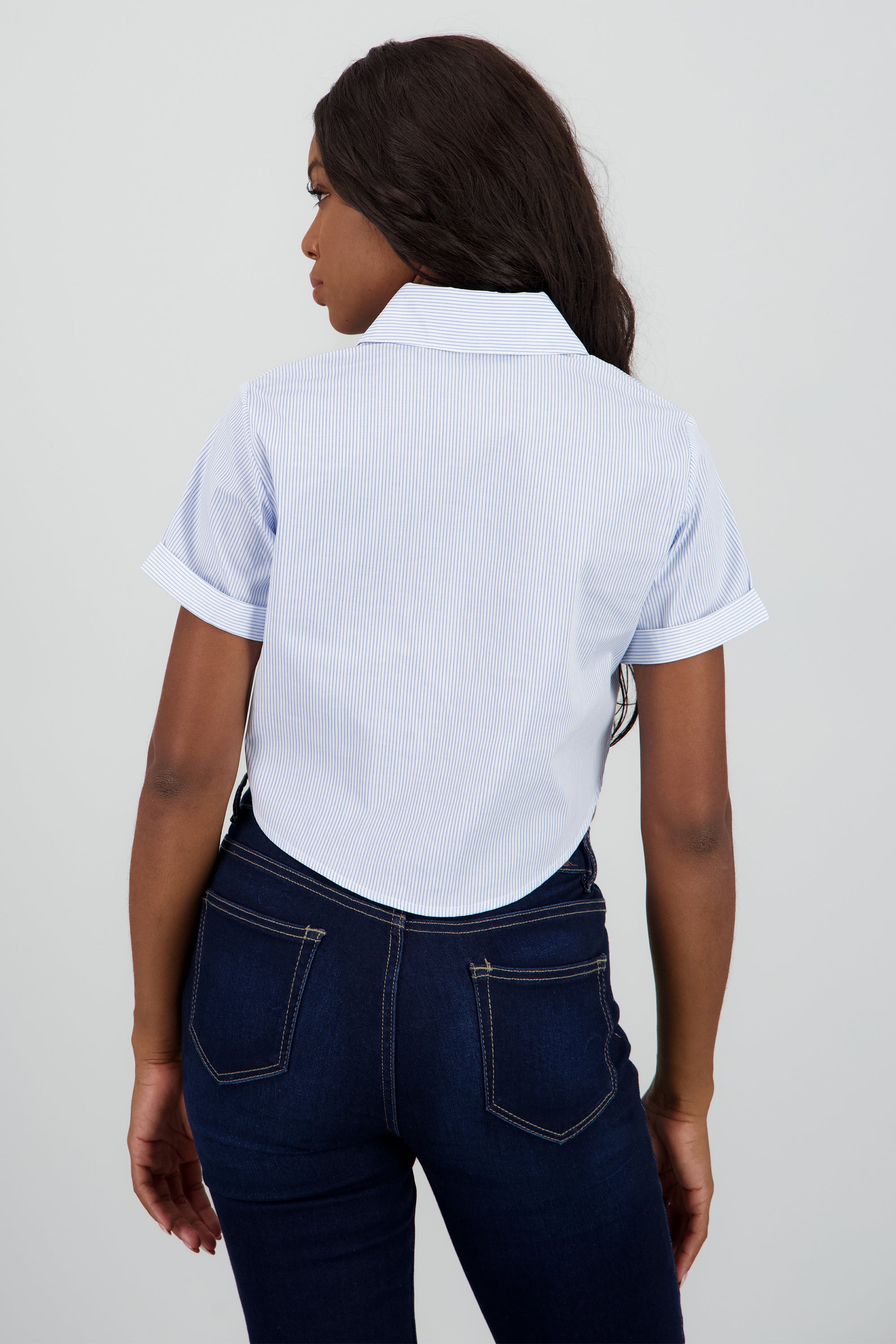 Camisa crop manga corta