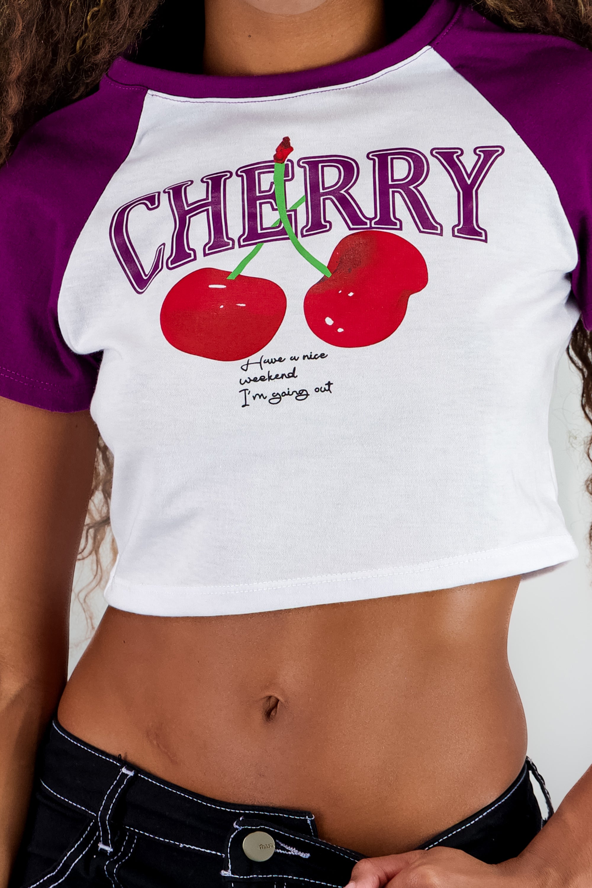 Playera crop cerezas contraste mangas