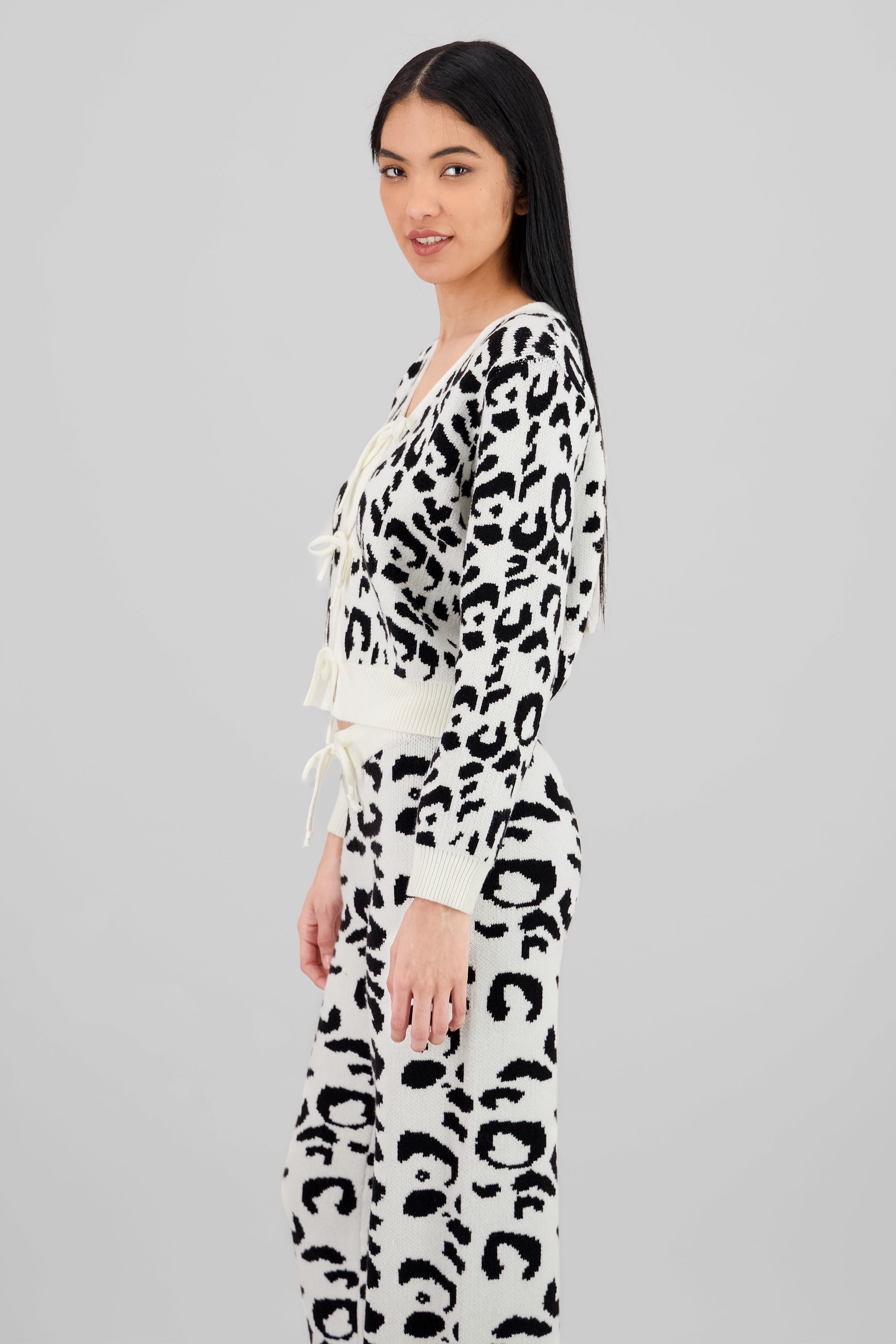BLACK/WHITE