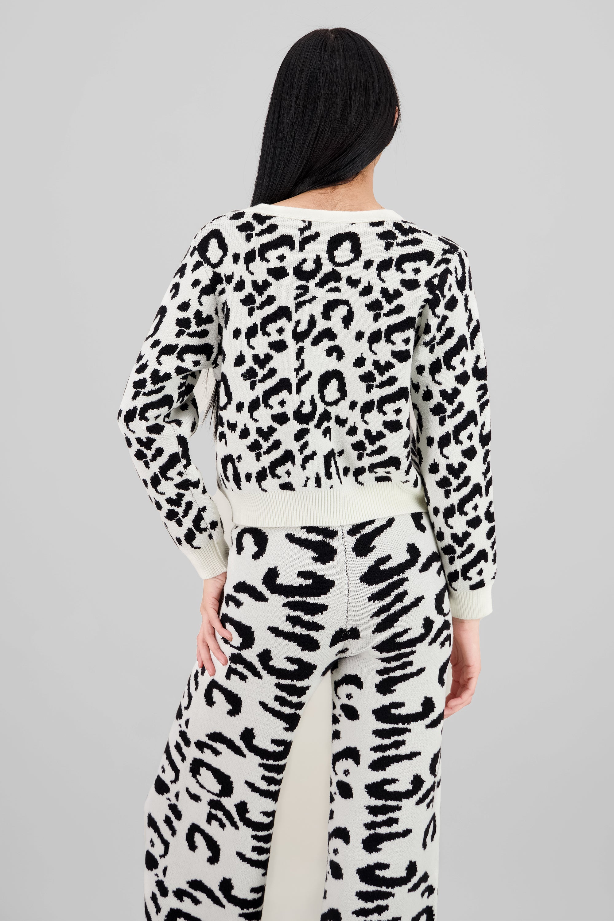 BLACK/WHITE