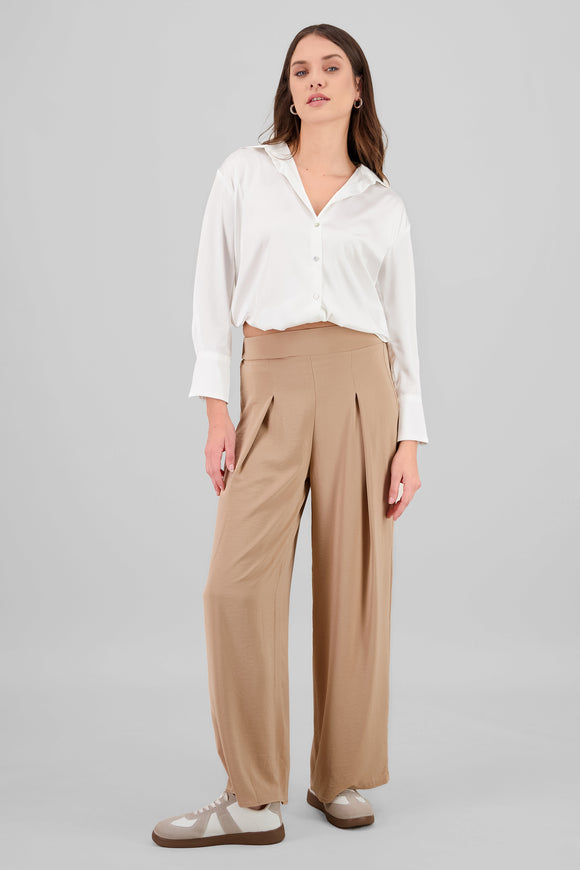 Pantalon amplio detalle pinza liso