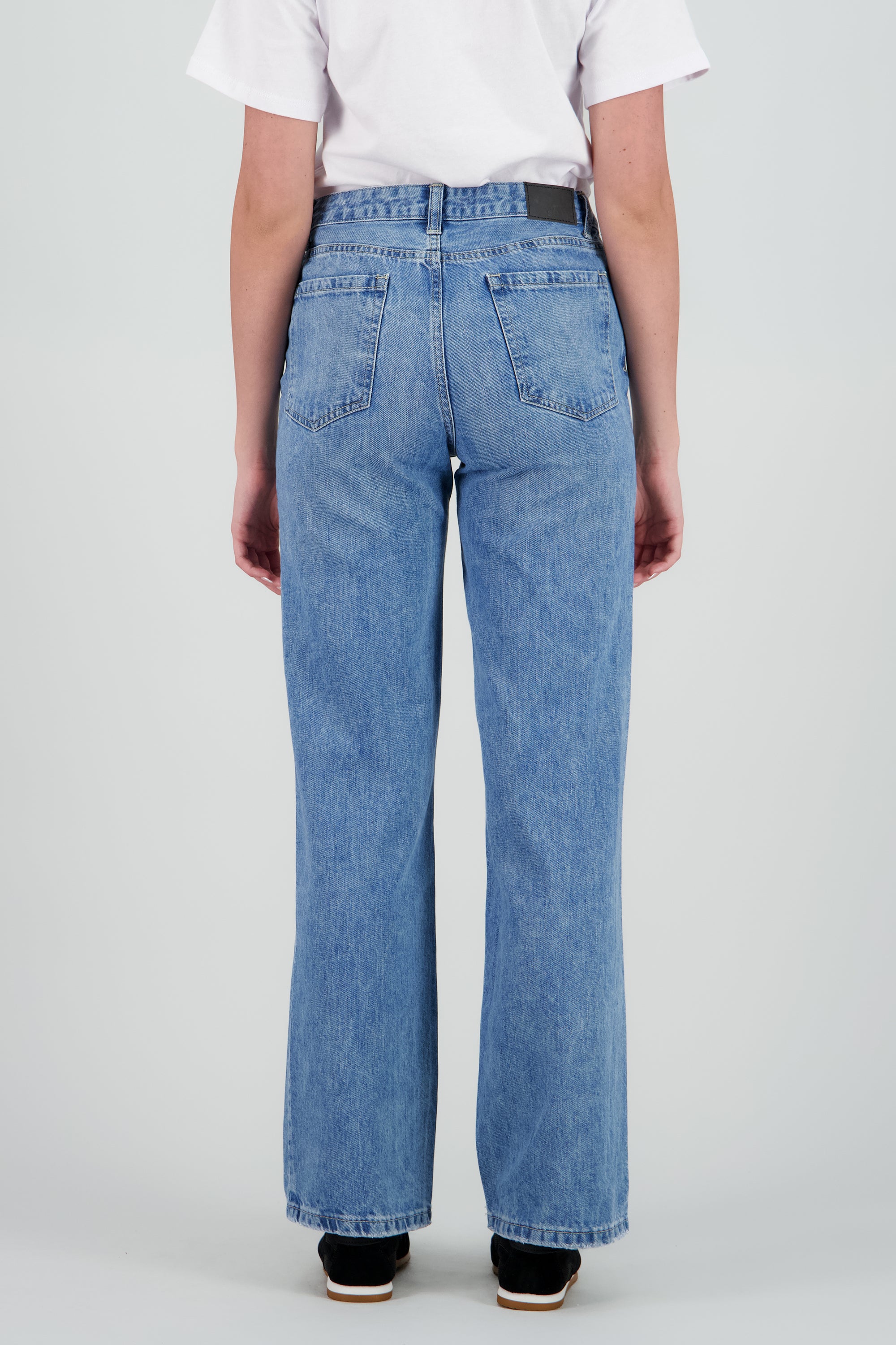 MEDIUM WASH