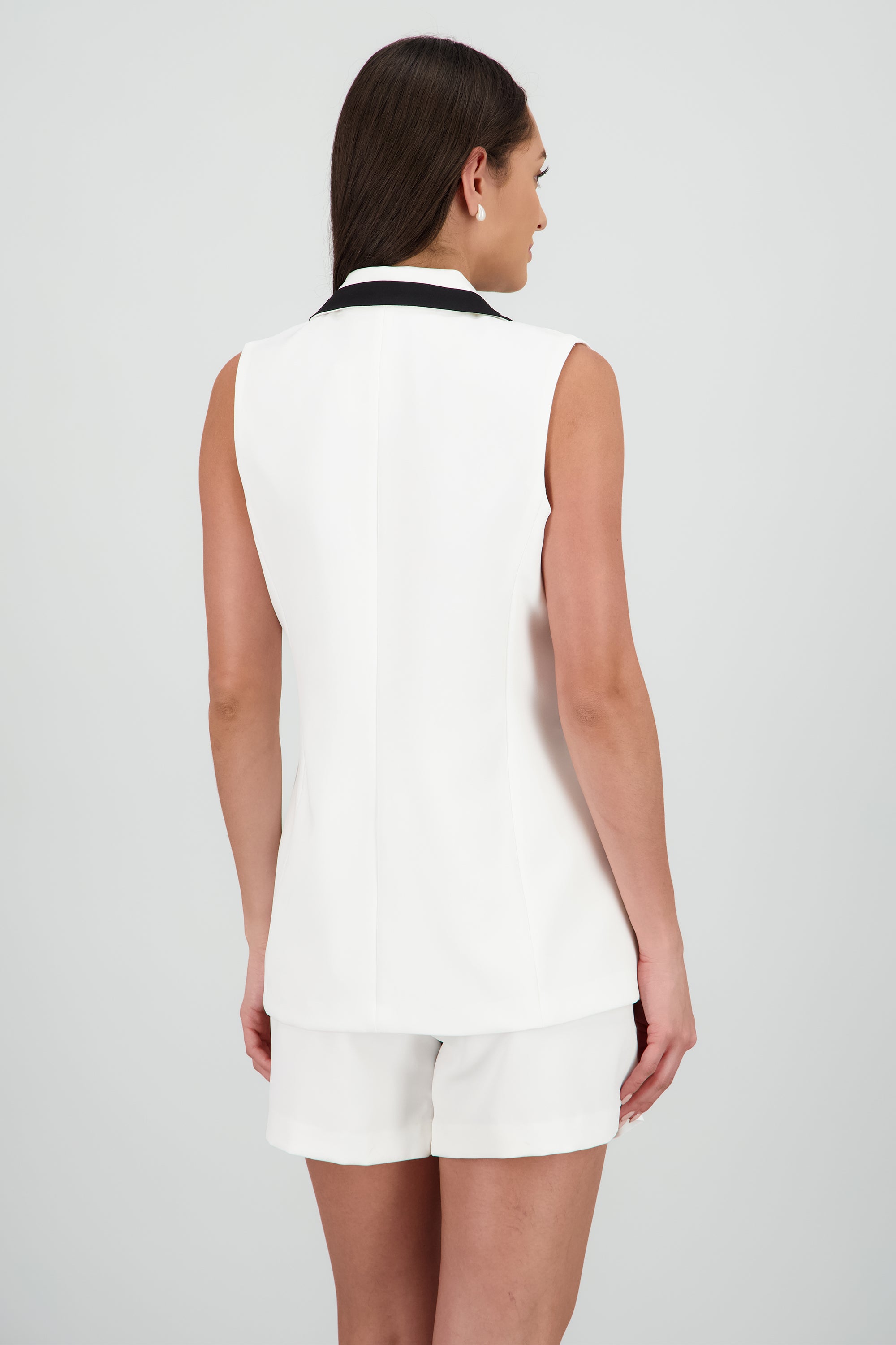 Chaleco oversized detalles en contraste