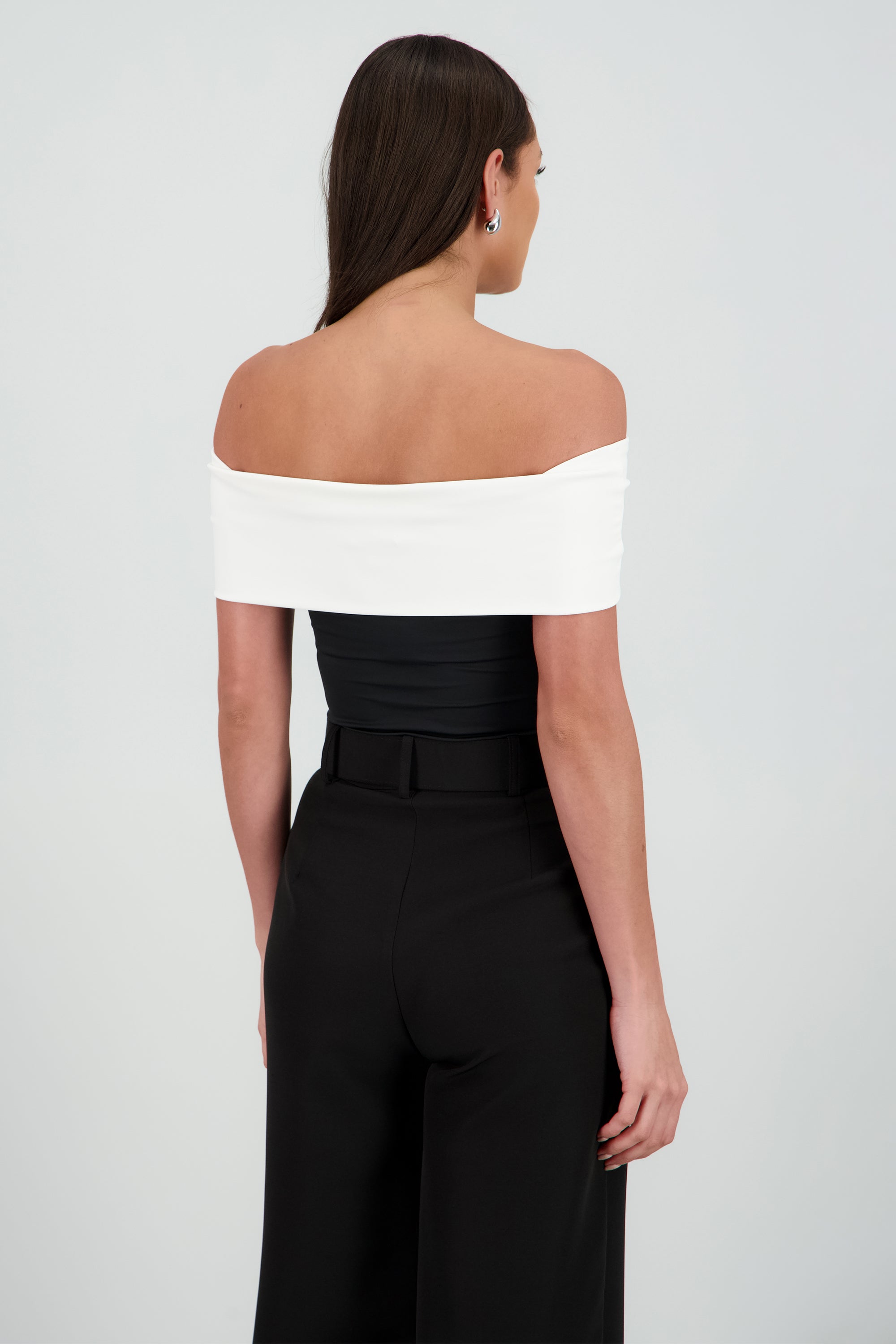 BLACK/WHITE