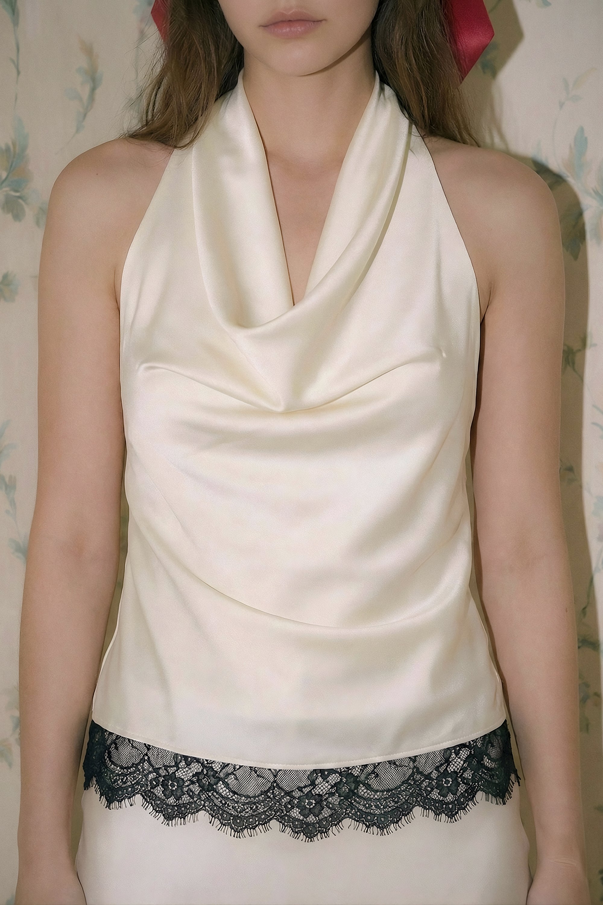 Top halter satinado con detalle de encaje BEIGE