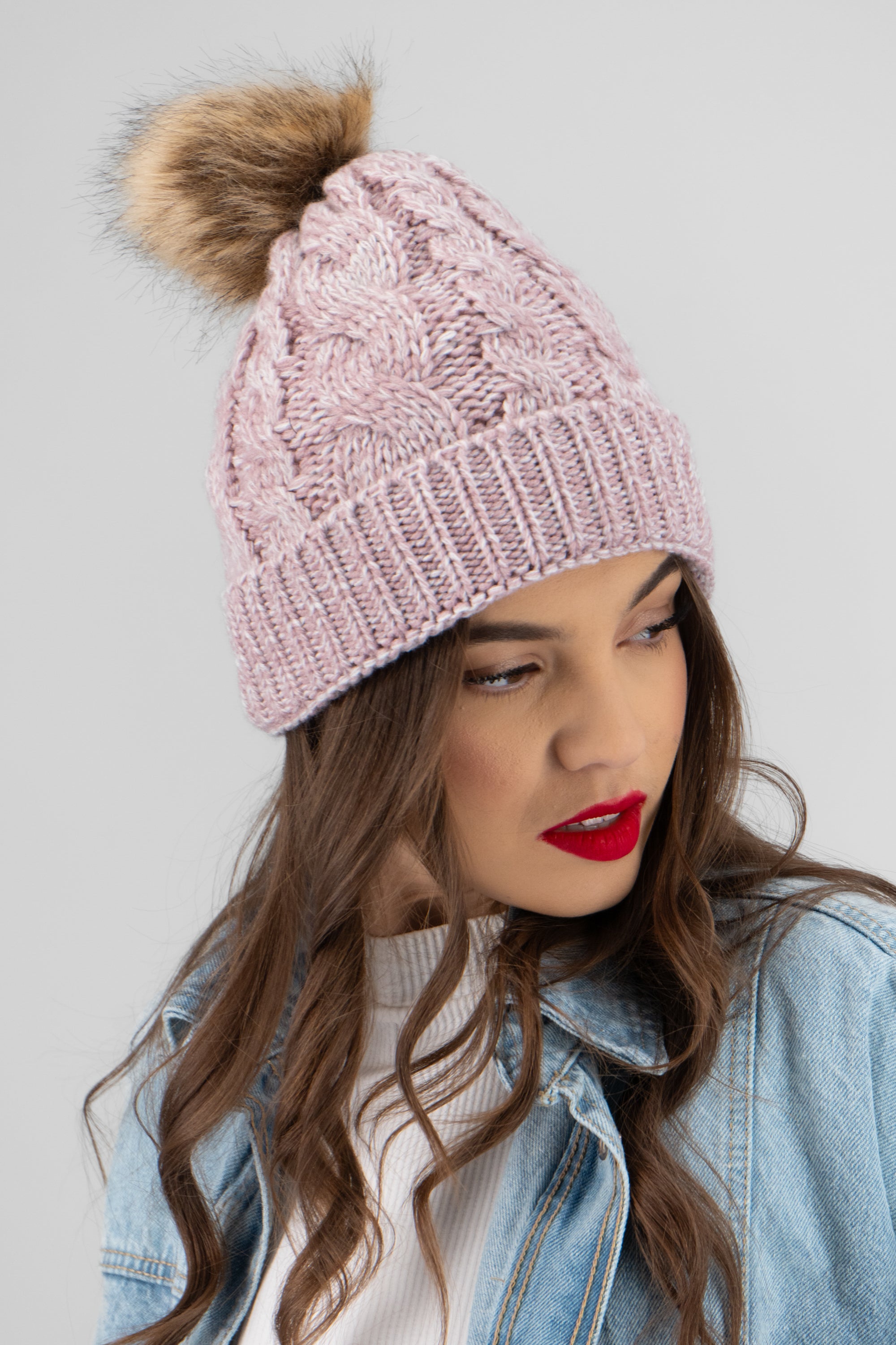 Gorro punto trenza pompón PALO DE ROSA