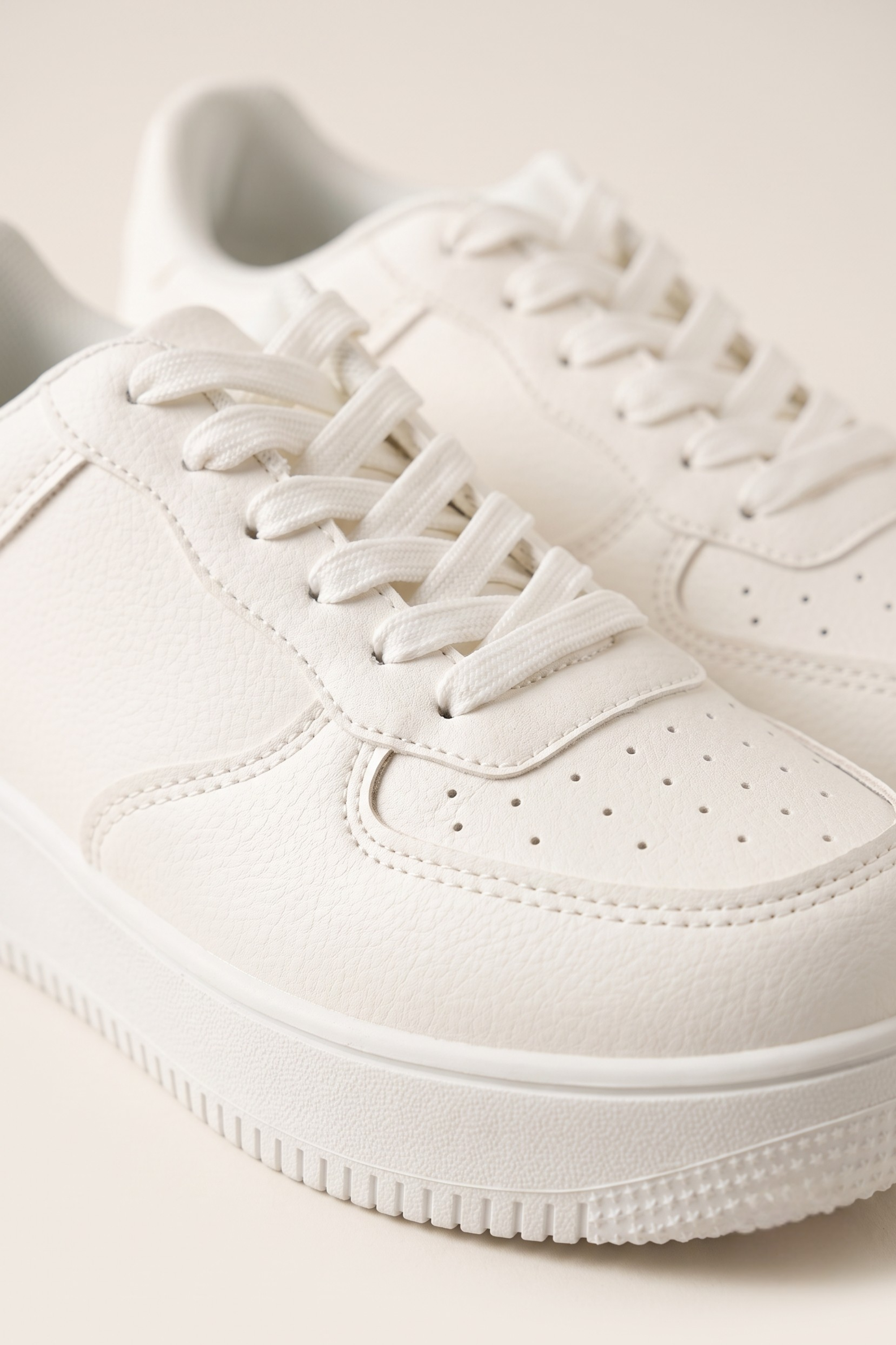 Tenis Retro Perforado NUDE