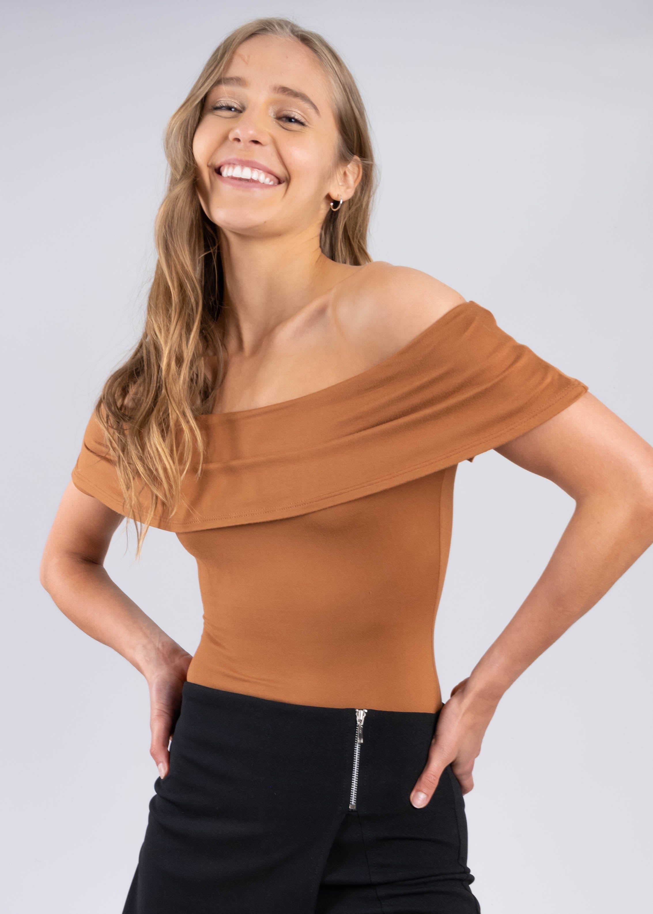 Bodysuit olanes hombro descubierto CAFE