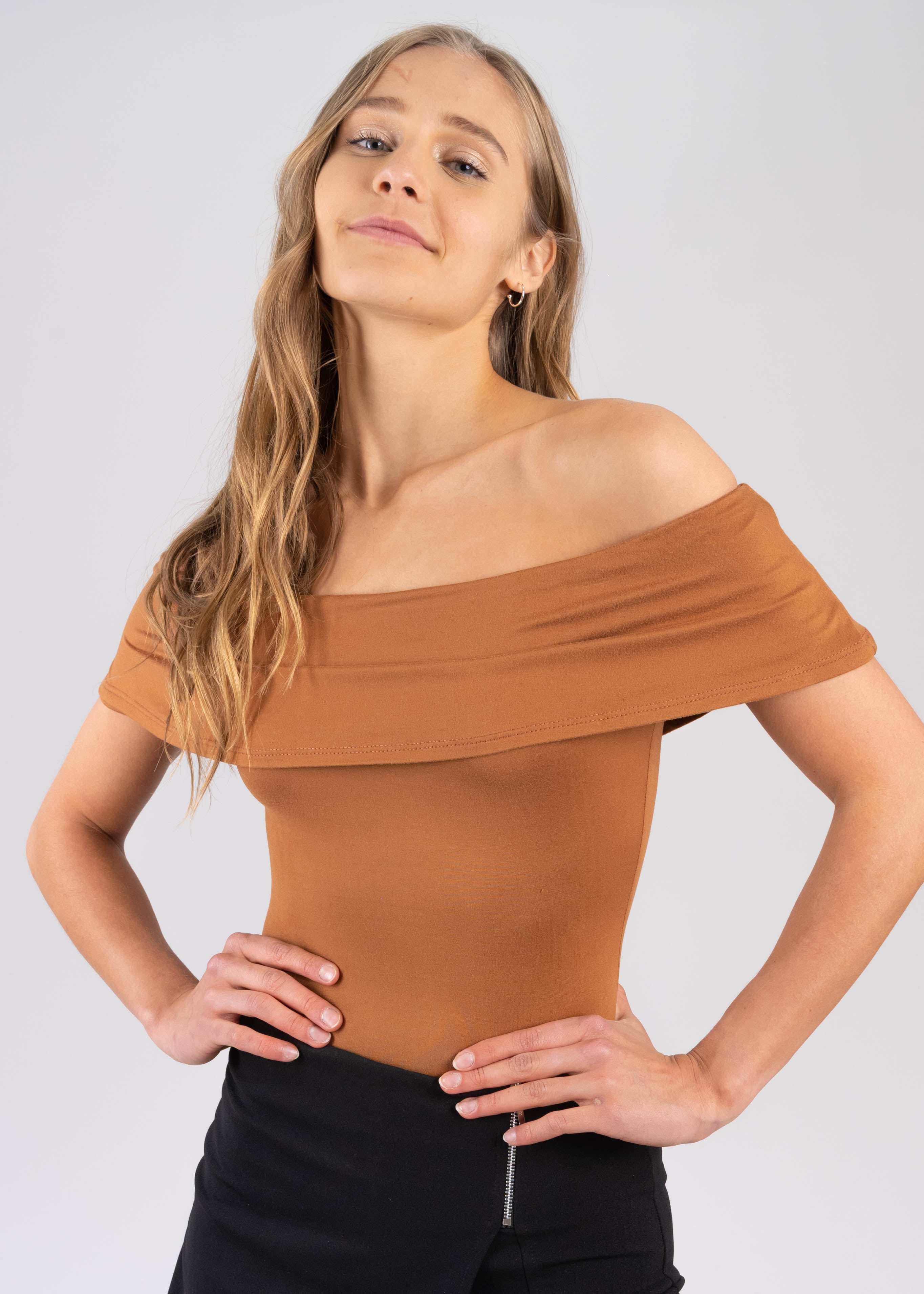 Bodysuit olanes hombro descubierto CAFE