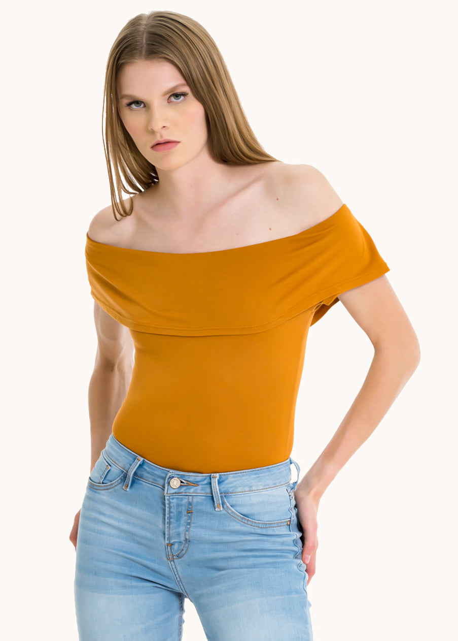 Bodysuit olanes hombro descubierto CAMELLO