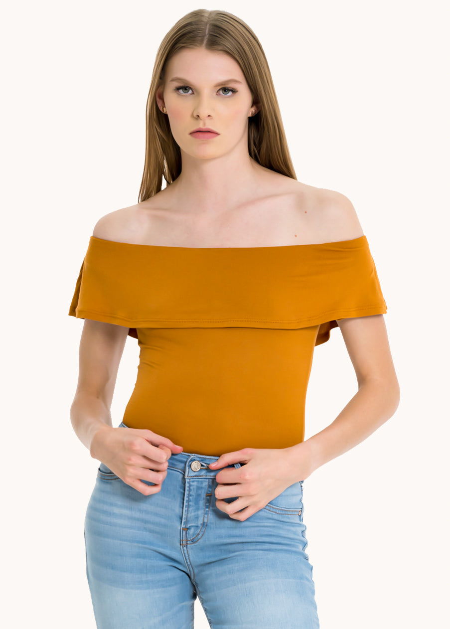 Bodysuit olanes hombro descubierto CAMELLO