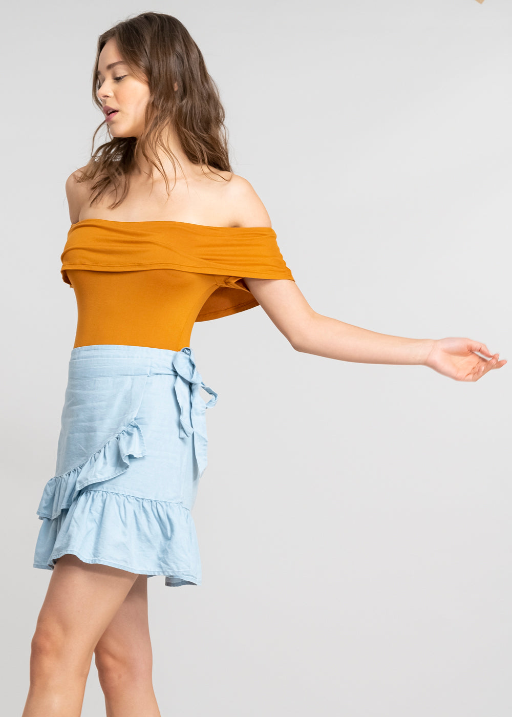 Bodysuit olanes hombro descubierto CAMELLO