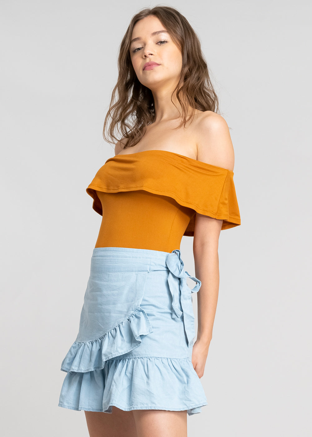 Bodysuit olanes hombro descubierto CAMELLO
