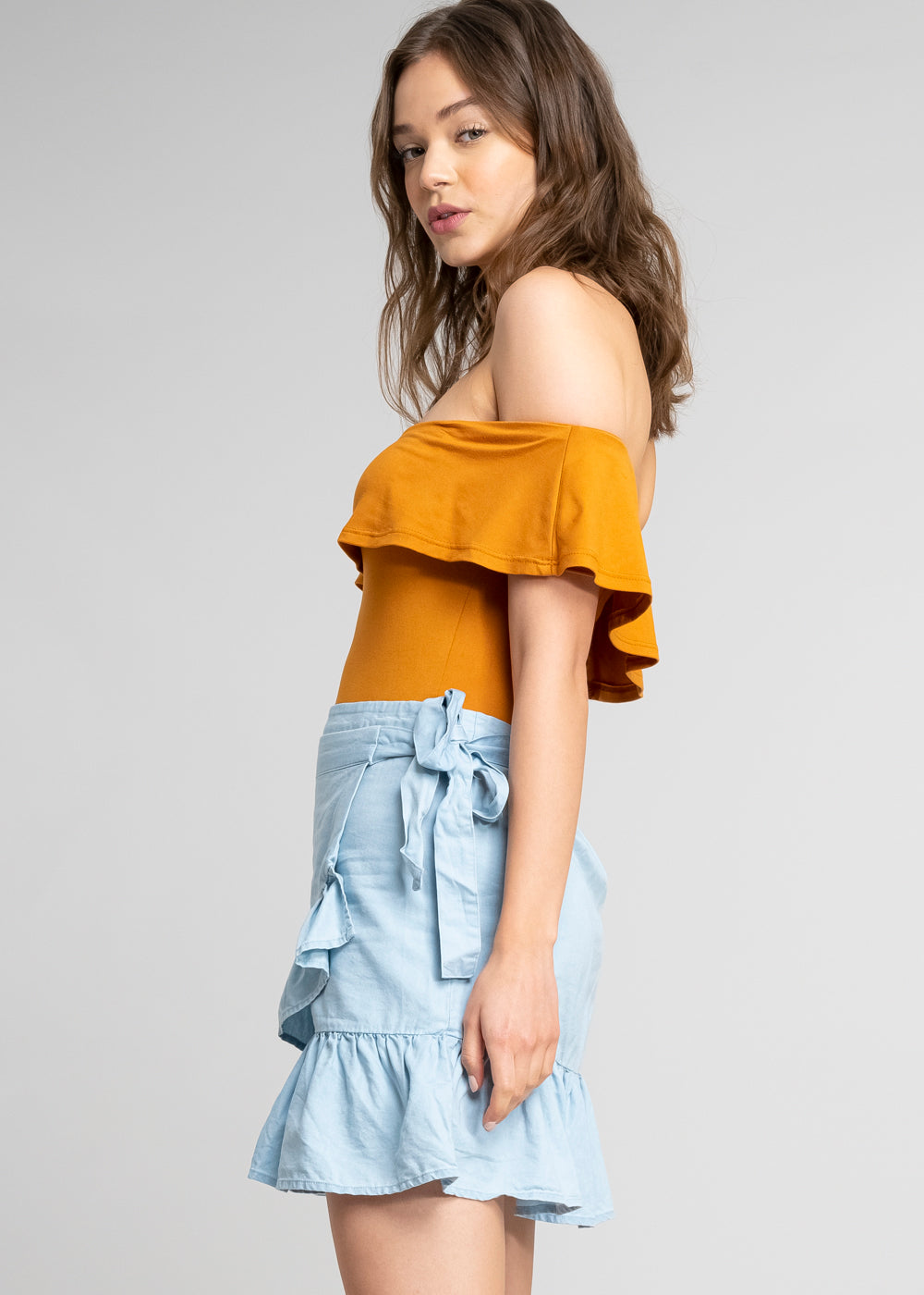 Bodysuit olanes hombro descubierto CAMELLO