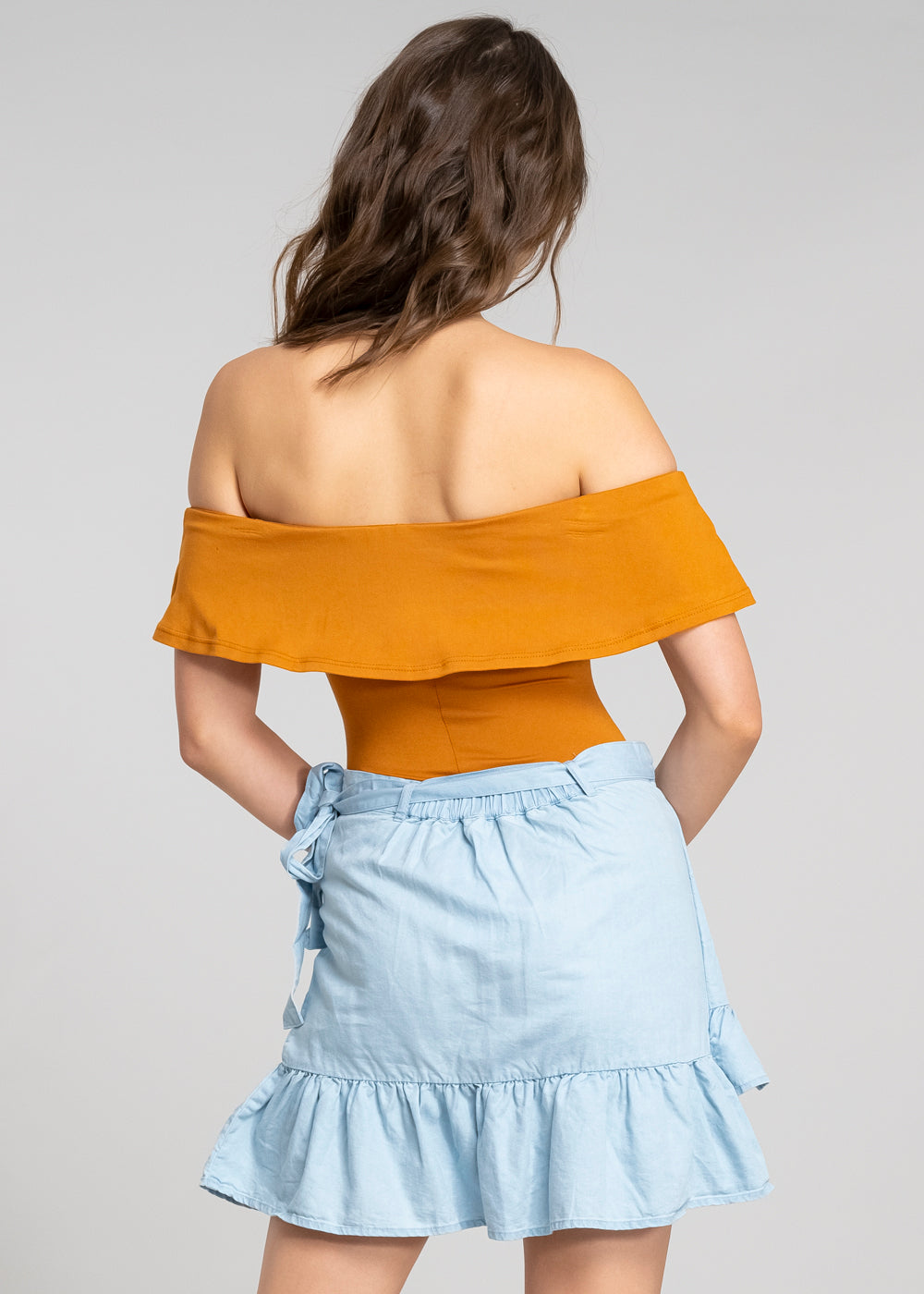 Bodysuit olanes hombro descubierto CAMELLO