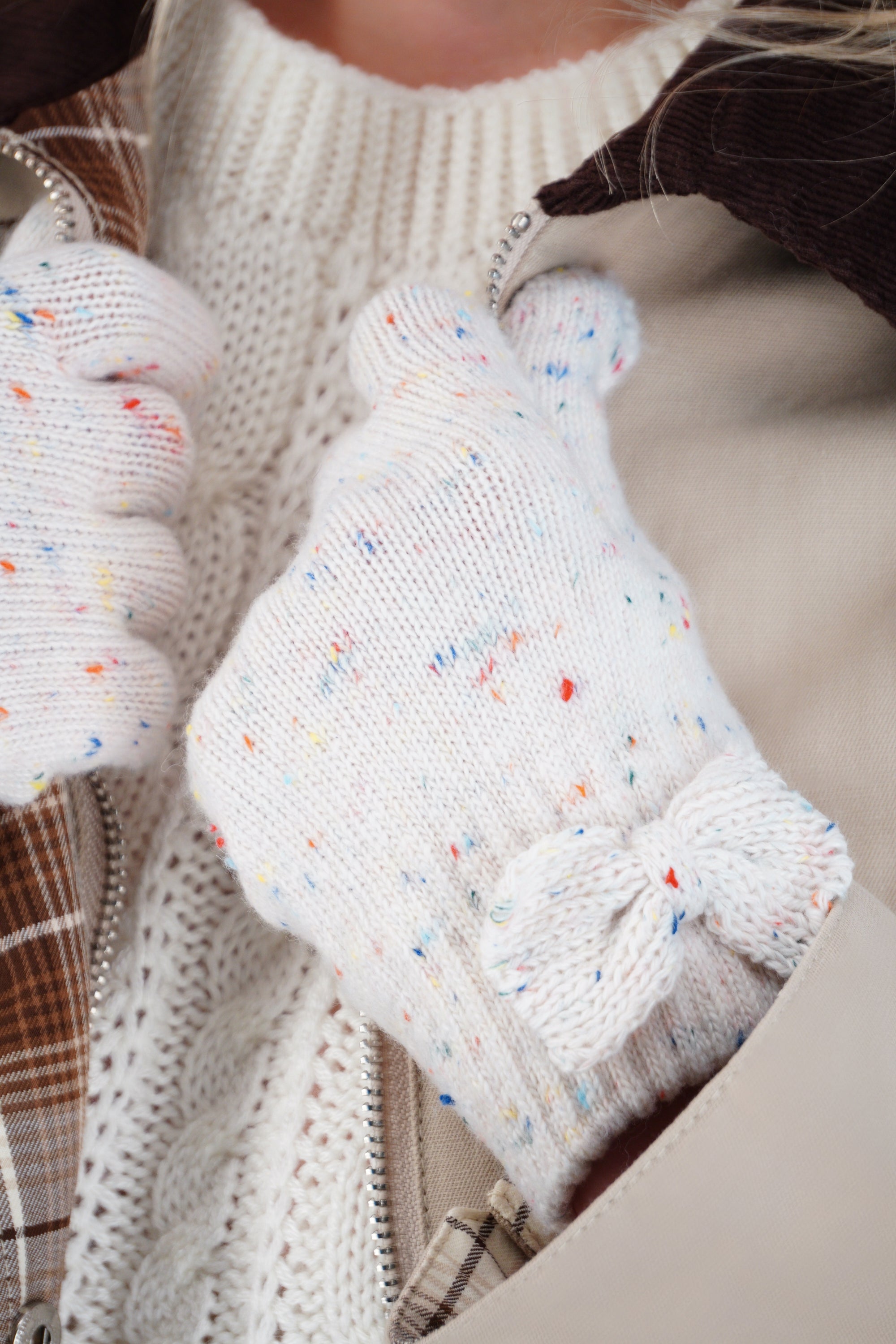 Guantes tejidos moño confeti
