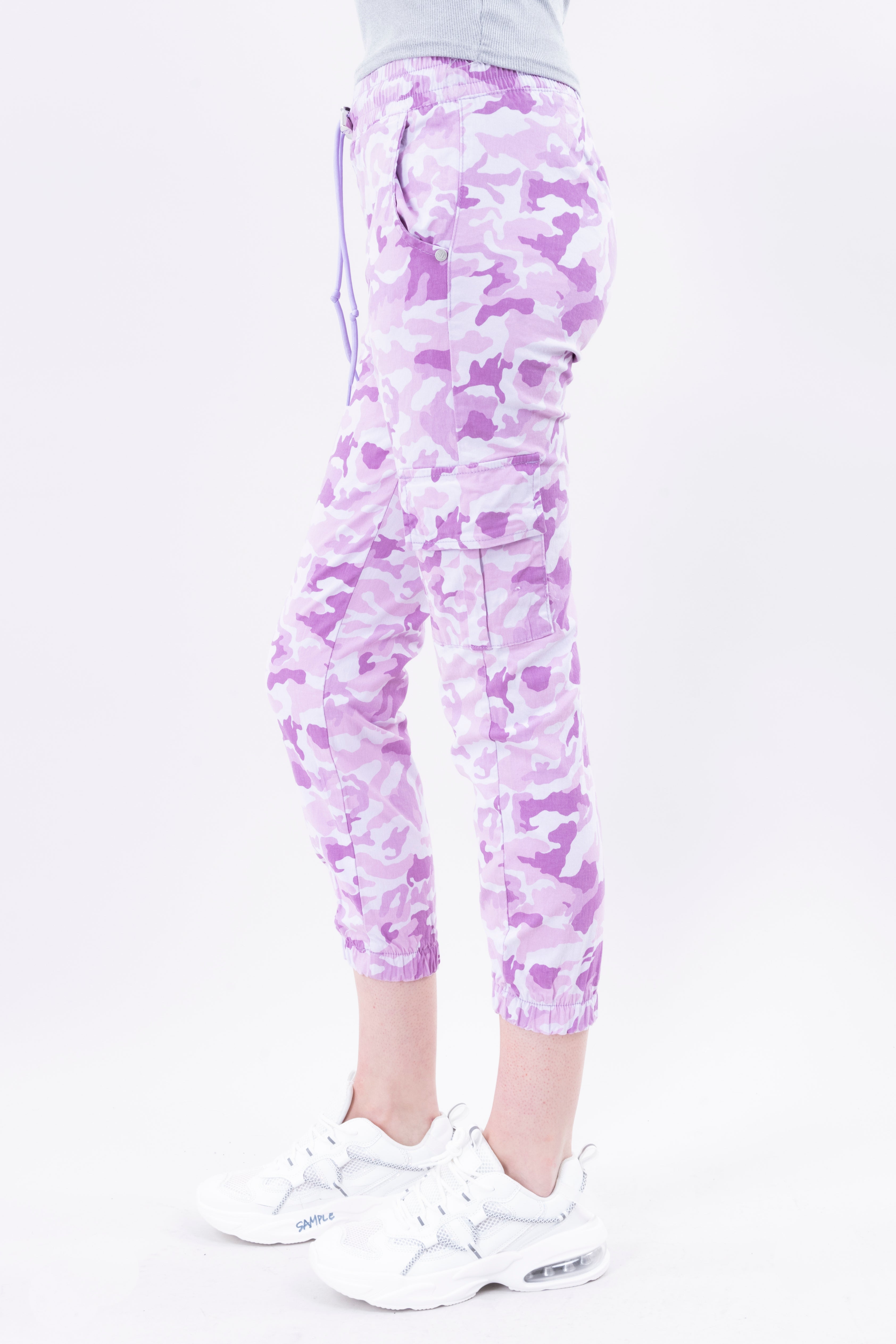 Jeans cargo cintura alta camuflaje cordón