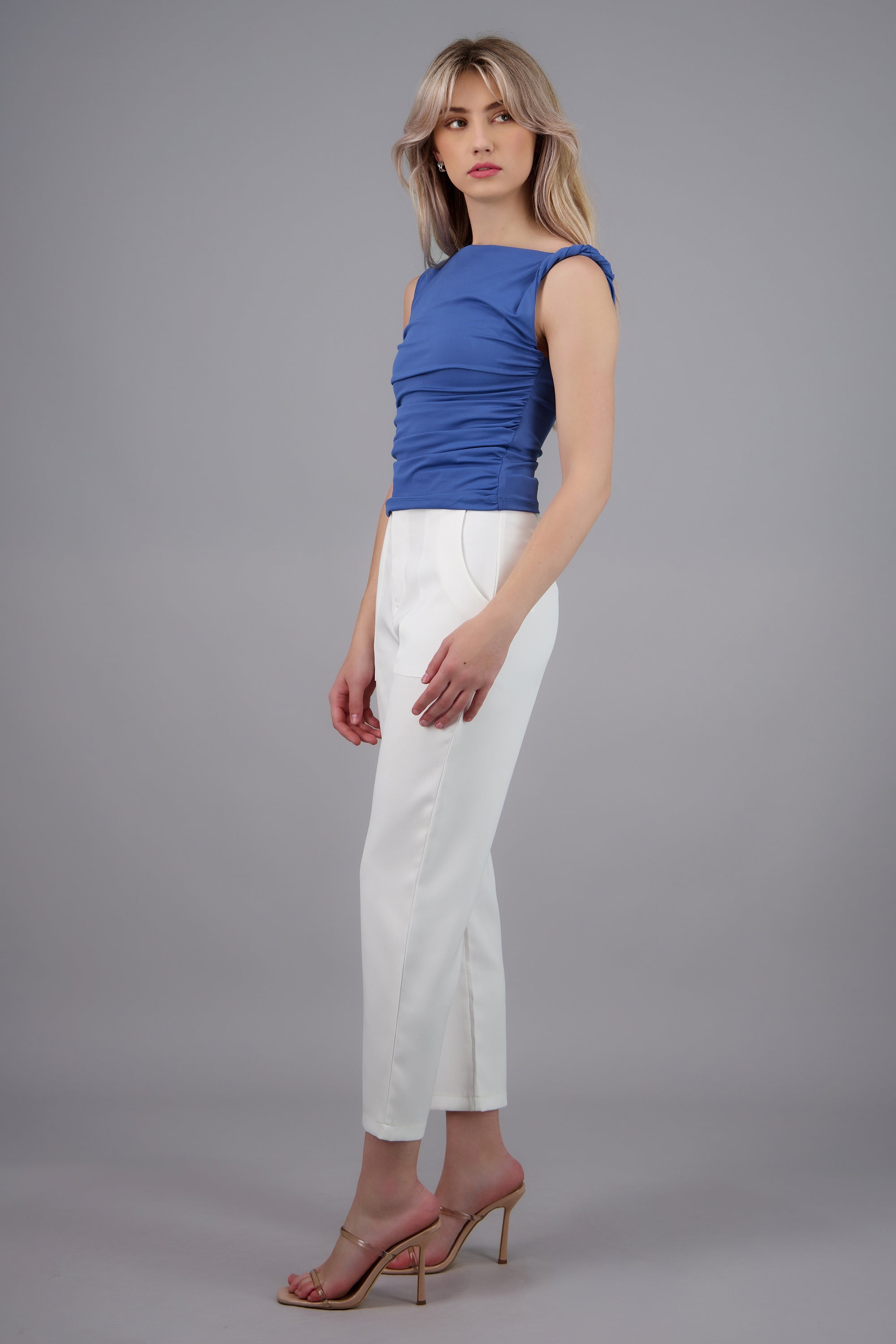 Pantalón Cintura Alta Capri Bolsas HUESO