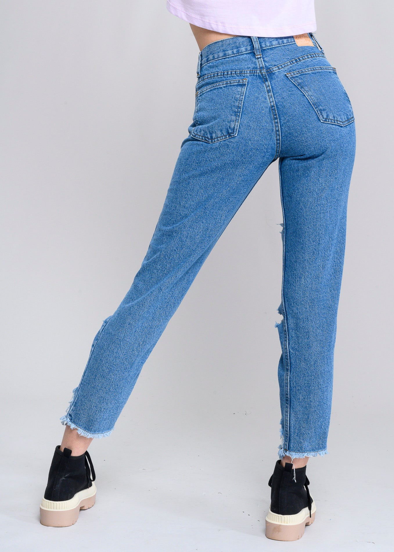 Jeans mom cintura media destrucción flecos LIGHT WASH