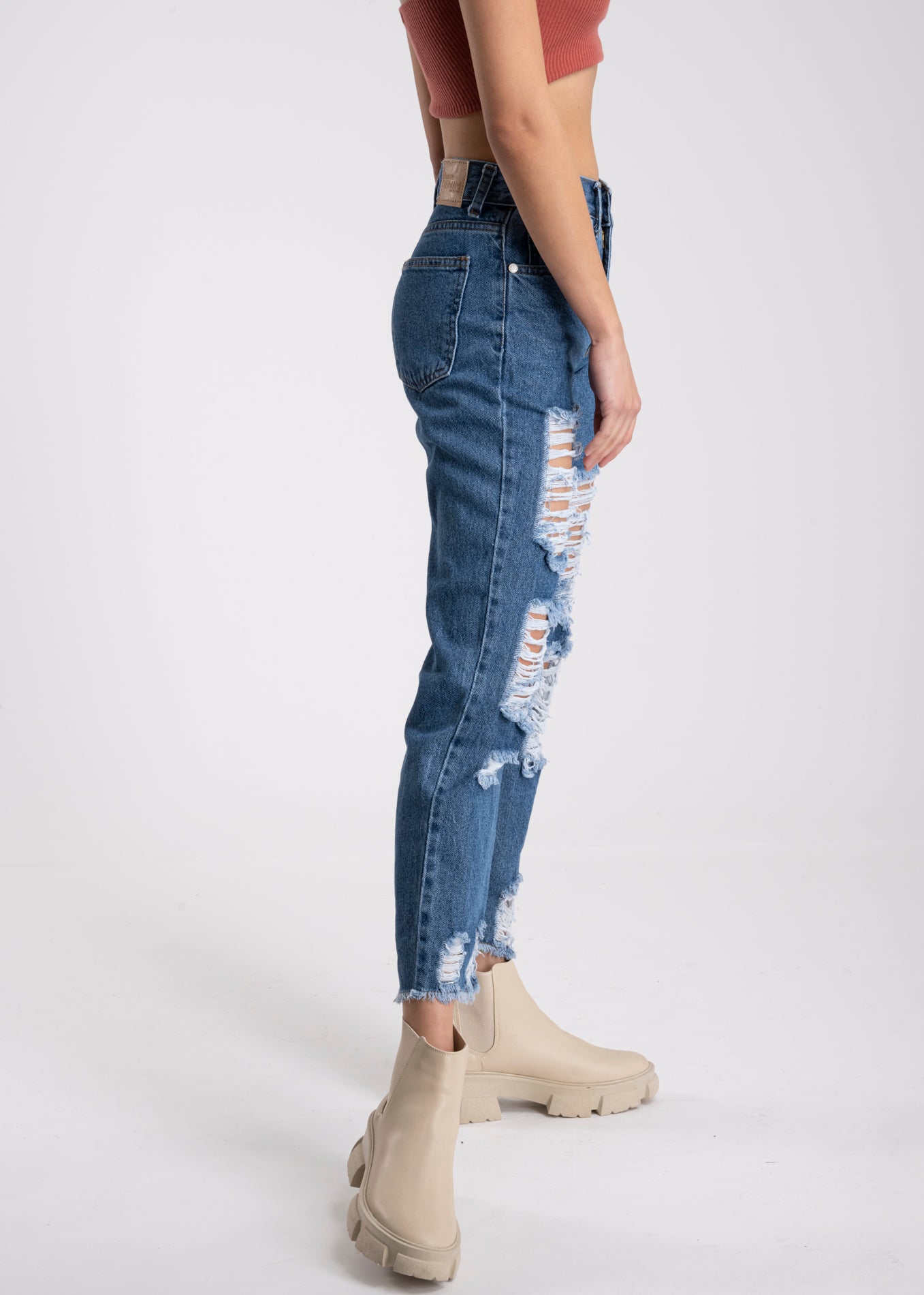 Jeans mom cintura media destrucción flecos MEDIUM WASH