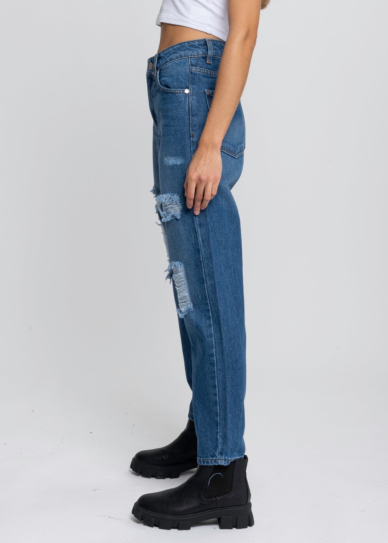 Jeans mom cintura media destrucción MEDIUM WASH
