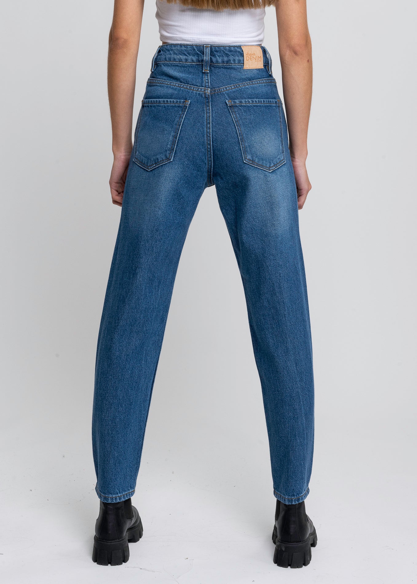 Jeans mom cintura media destrucción MEDIUM WASH