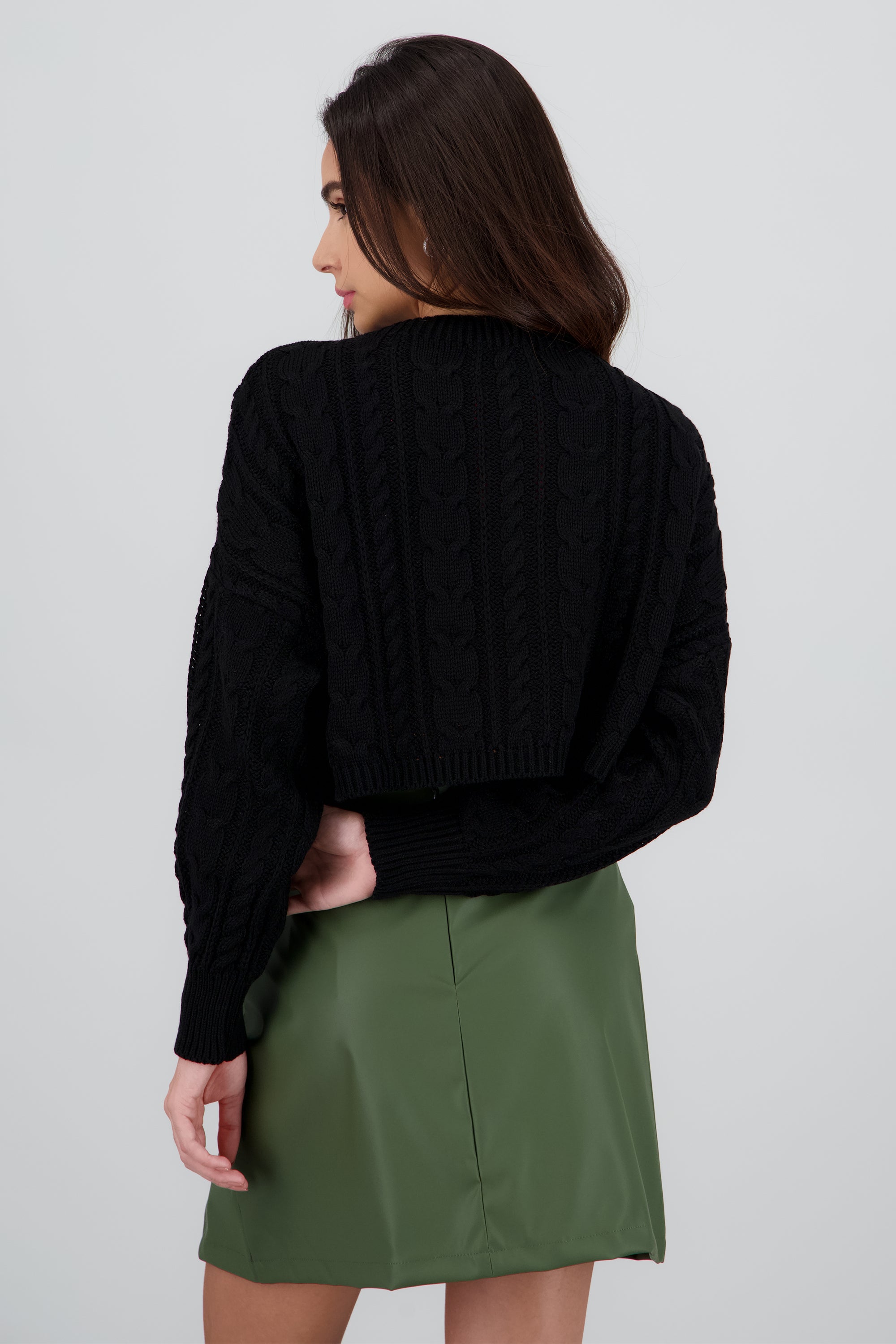 Suéter corto tejido trenzado NEGRO