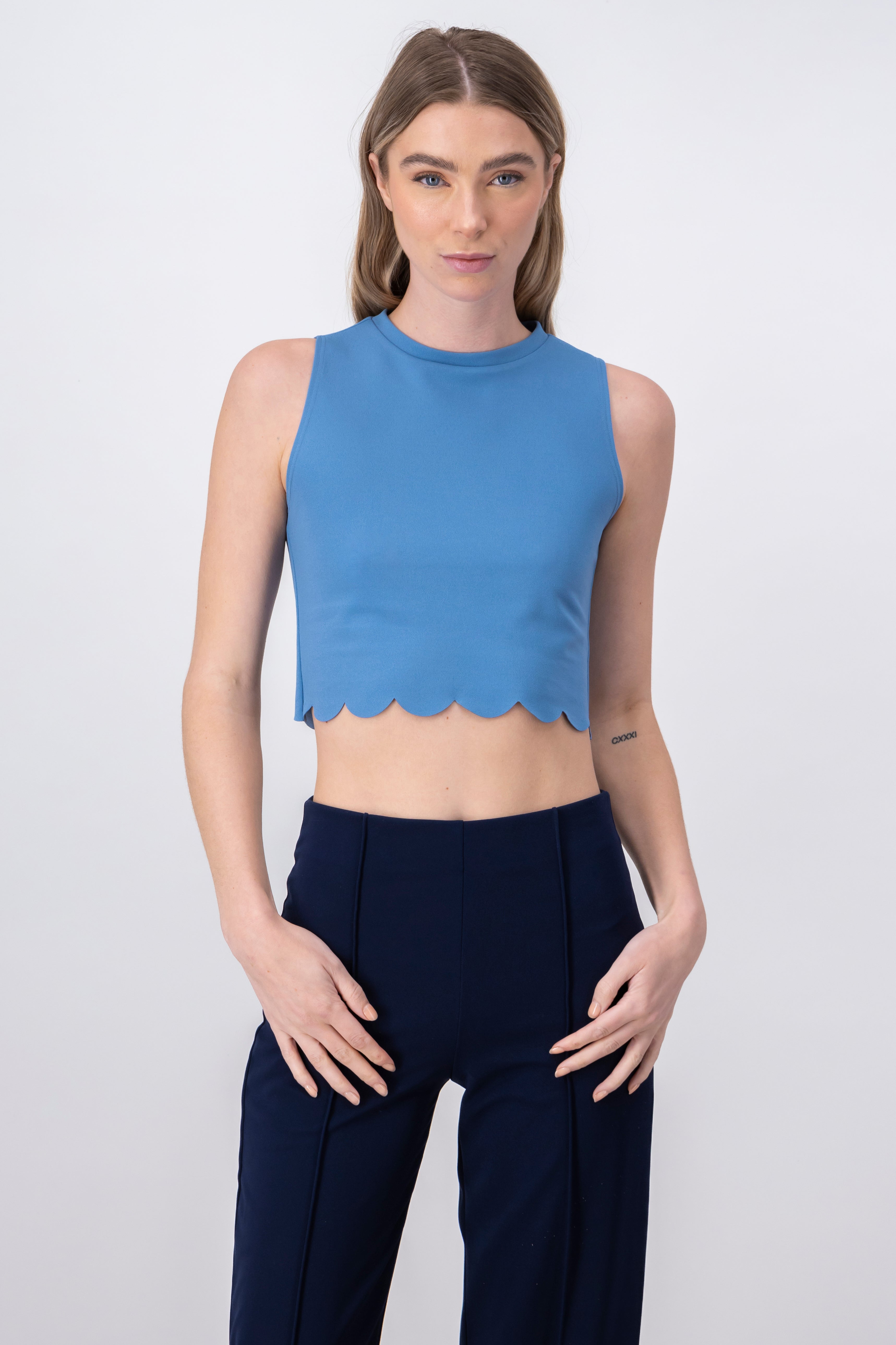 Top crop corte láser AZUL PASTEL