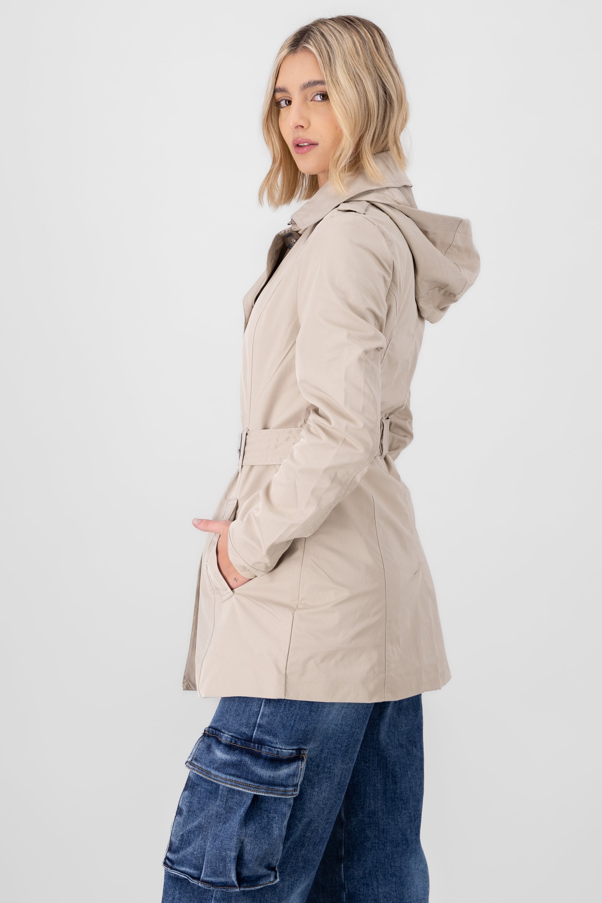 Gabardina ajustada capucha