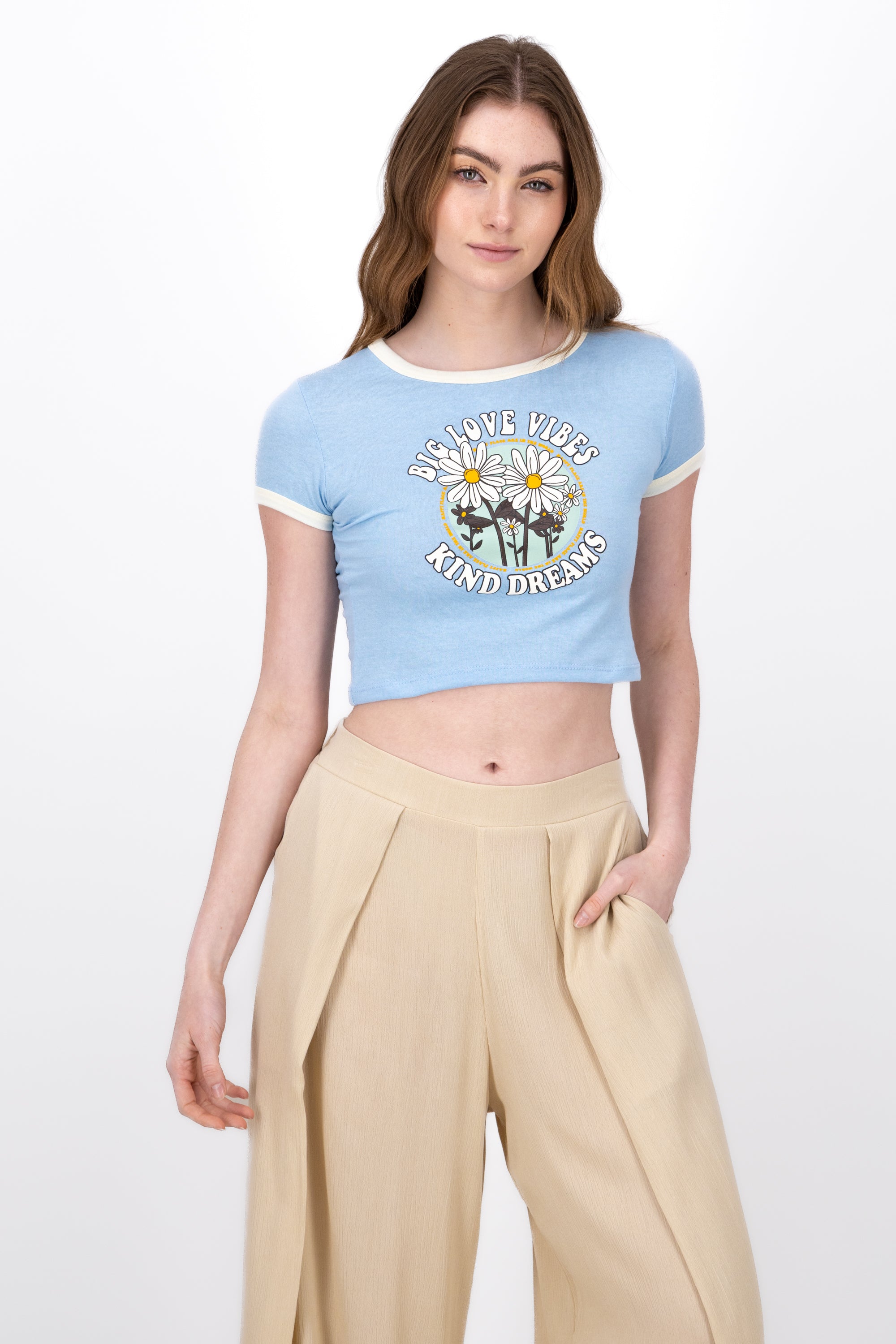 Playera Crop Frase Flores AZUL CIELO