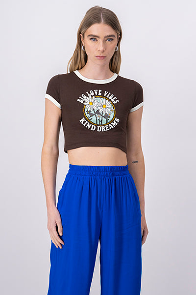 Playera Crop Frase Flores CAFE COMBO