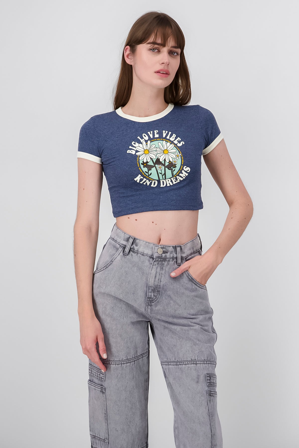 Playera Crop Frase Flores INDIGO