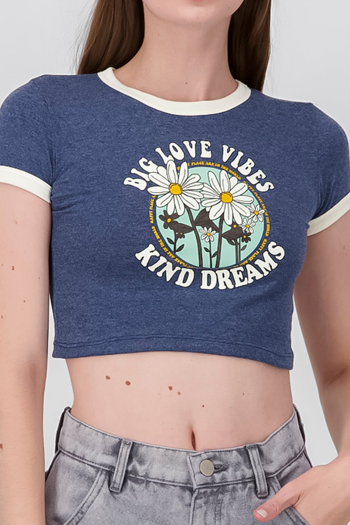 Playera Crop Frase Flores INDIGO