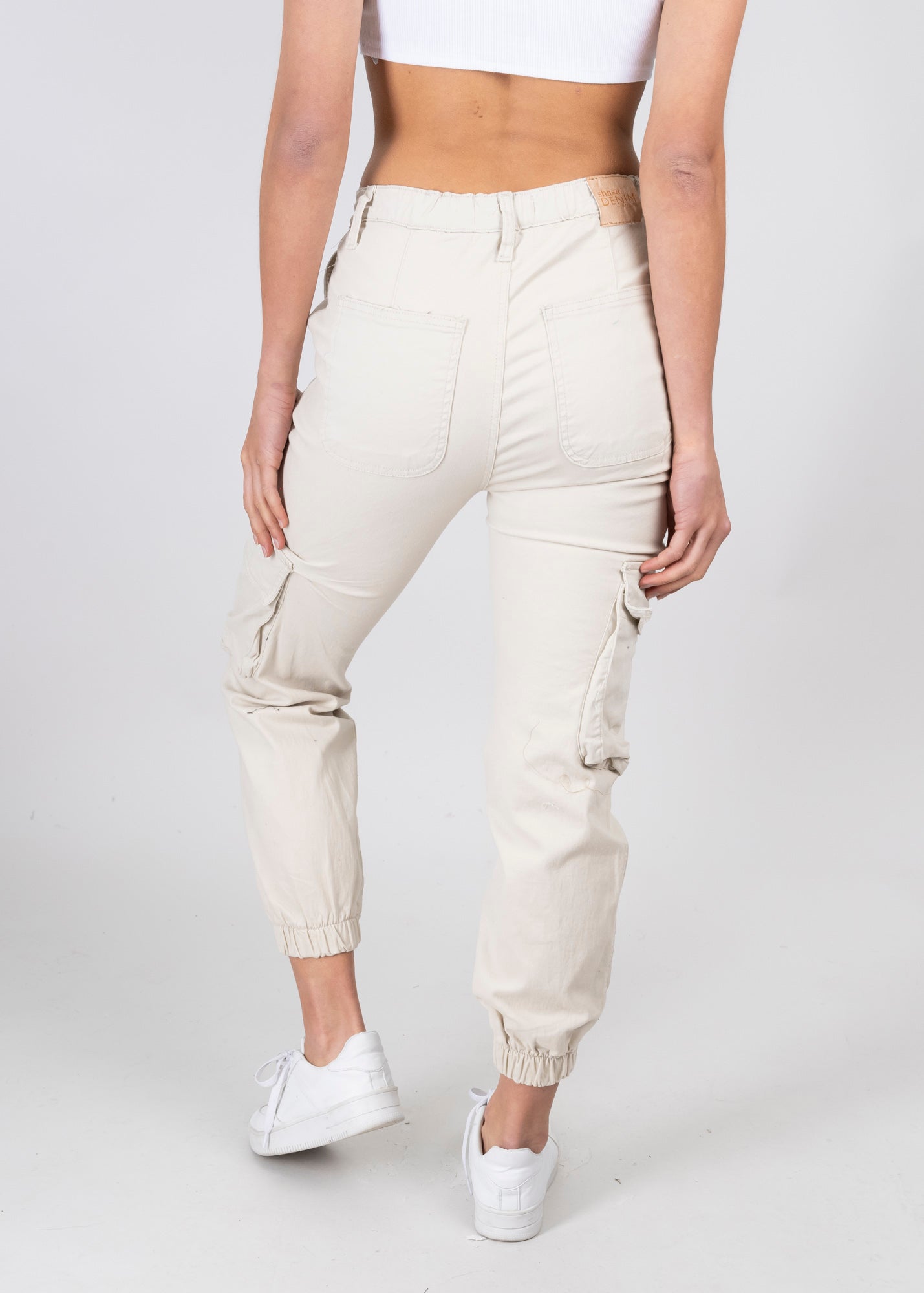 Jeans Cargo Cintura Alta Dos Bolsas HUESO