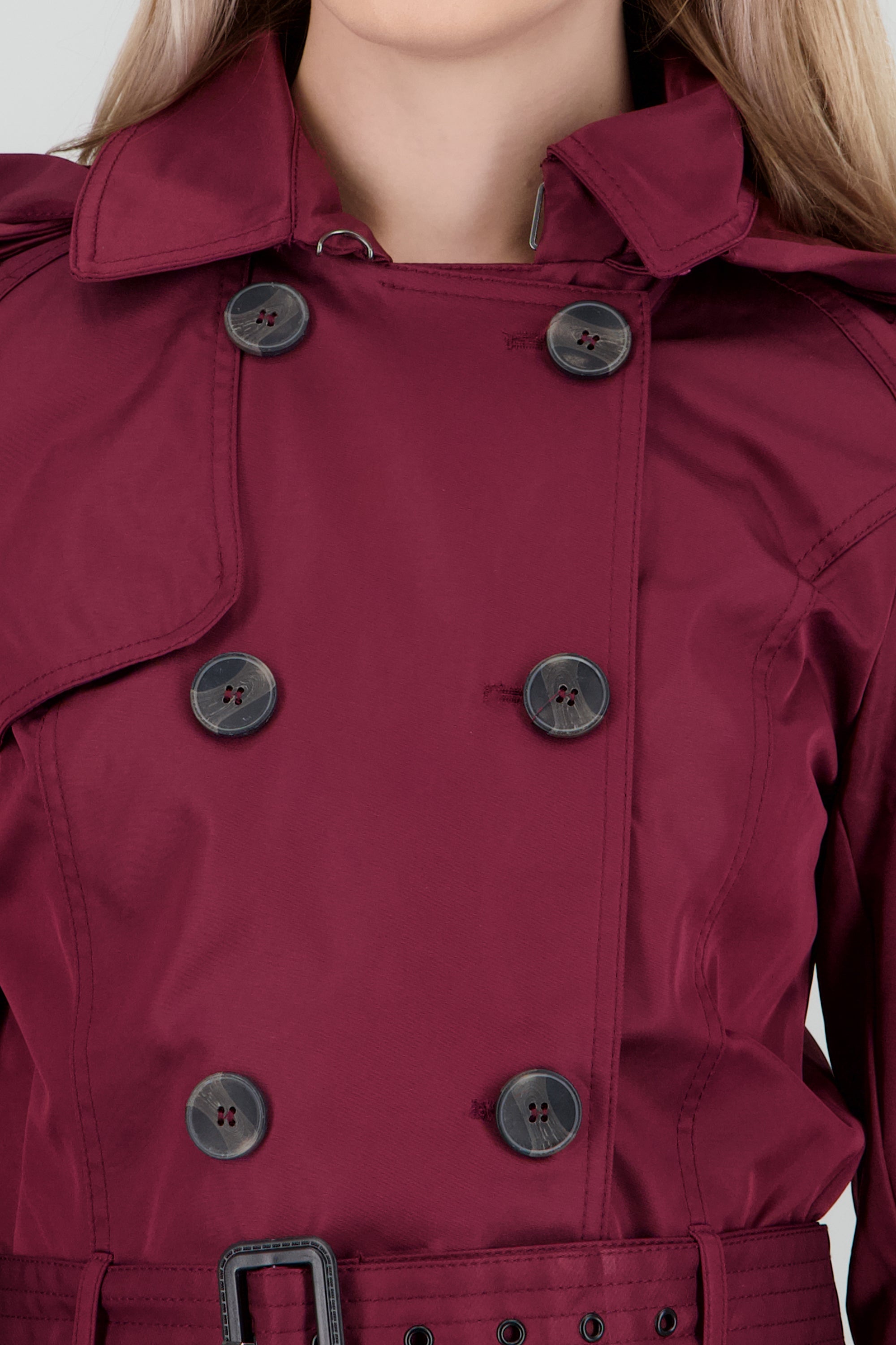 Gabardina corta cinturón botones CIRUELA